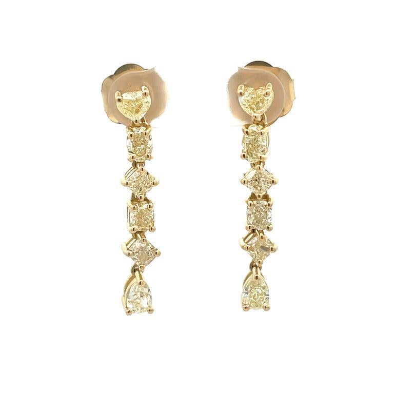 Genießen Sie die luxuriöse Schönheit dieser tropfenförmigen Ohrringe. Sie zeichnen sich durch eine atemberaubende Anordnung von gelben Diamanten in verschiedenen Formen mit einem Gesamtgewicht von 4,00 Karat aus. Die Diamanten wurden fachmännisch