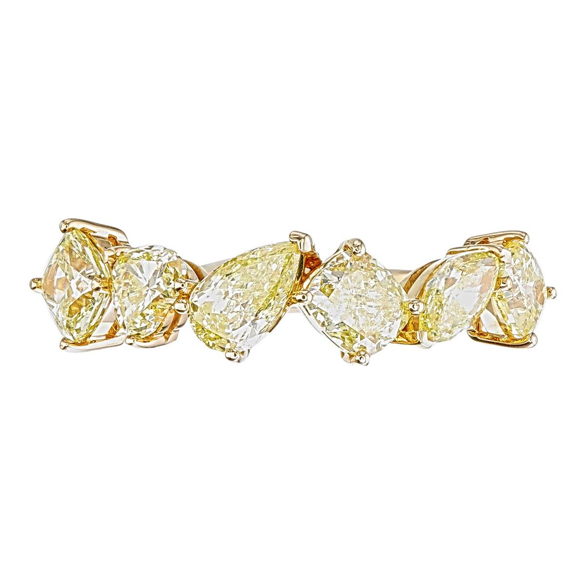 Bague en or blanc 18kt avec diamants
  
  Couleur de l'or et carat : Or blanc 18kt
  Poids : 2.993 grammes
  
  Ensemble avec...
  Type de pierre : Diamant
  Forme : Mélange
  Carat : 1.95 (6 Pcs)
  Couleur : Jaune fantaisie
  Clarté : VS-SI
  
 