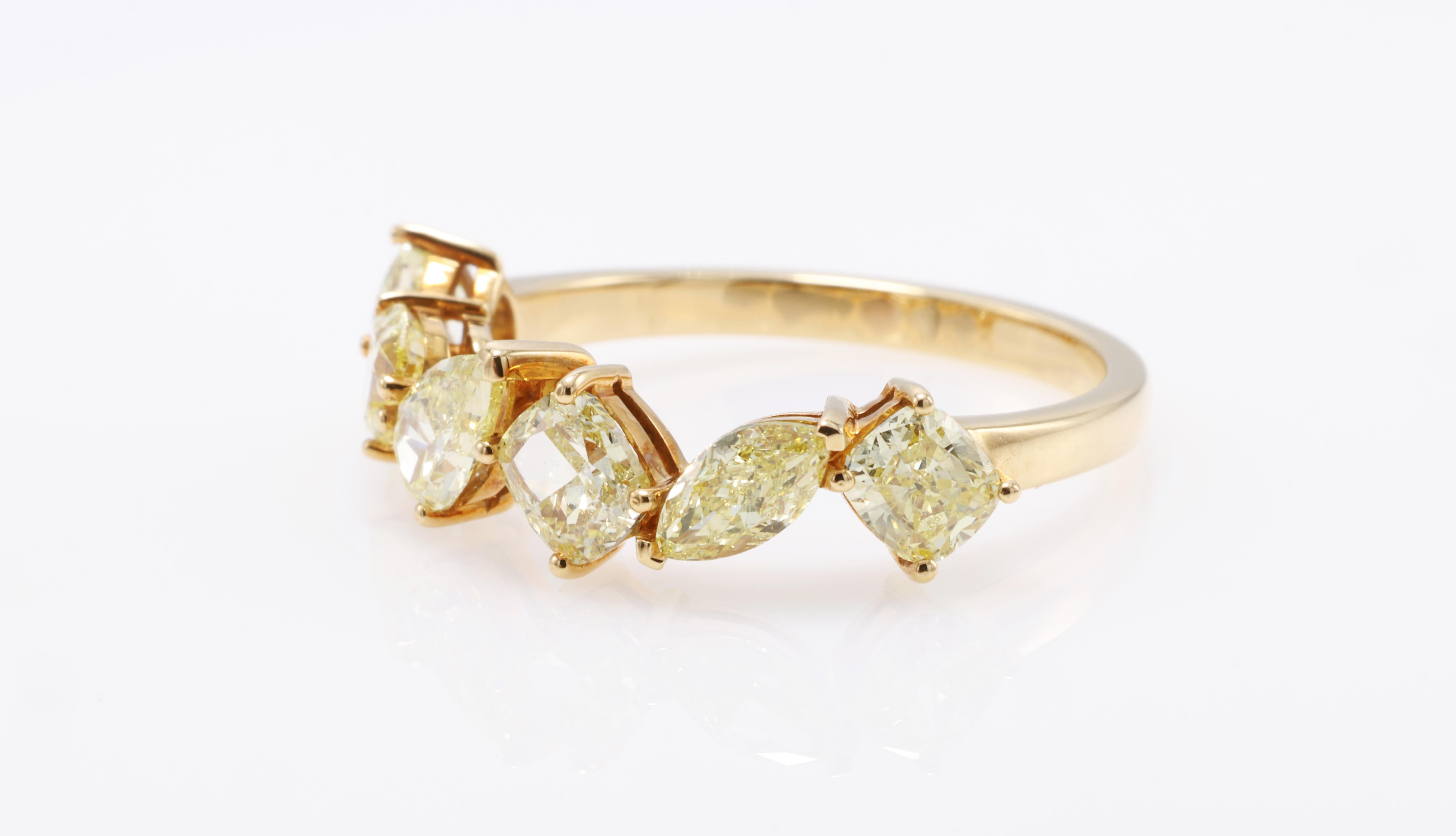 Bague fantaisie jaune VS-SI Clarity avec diamants de forme mixte Neuf - En vente à บางรัก, TH