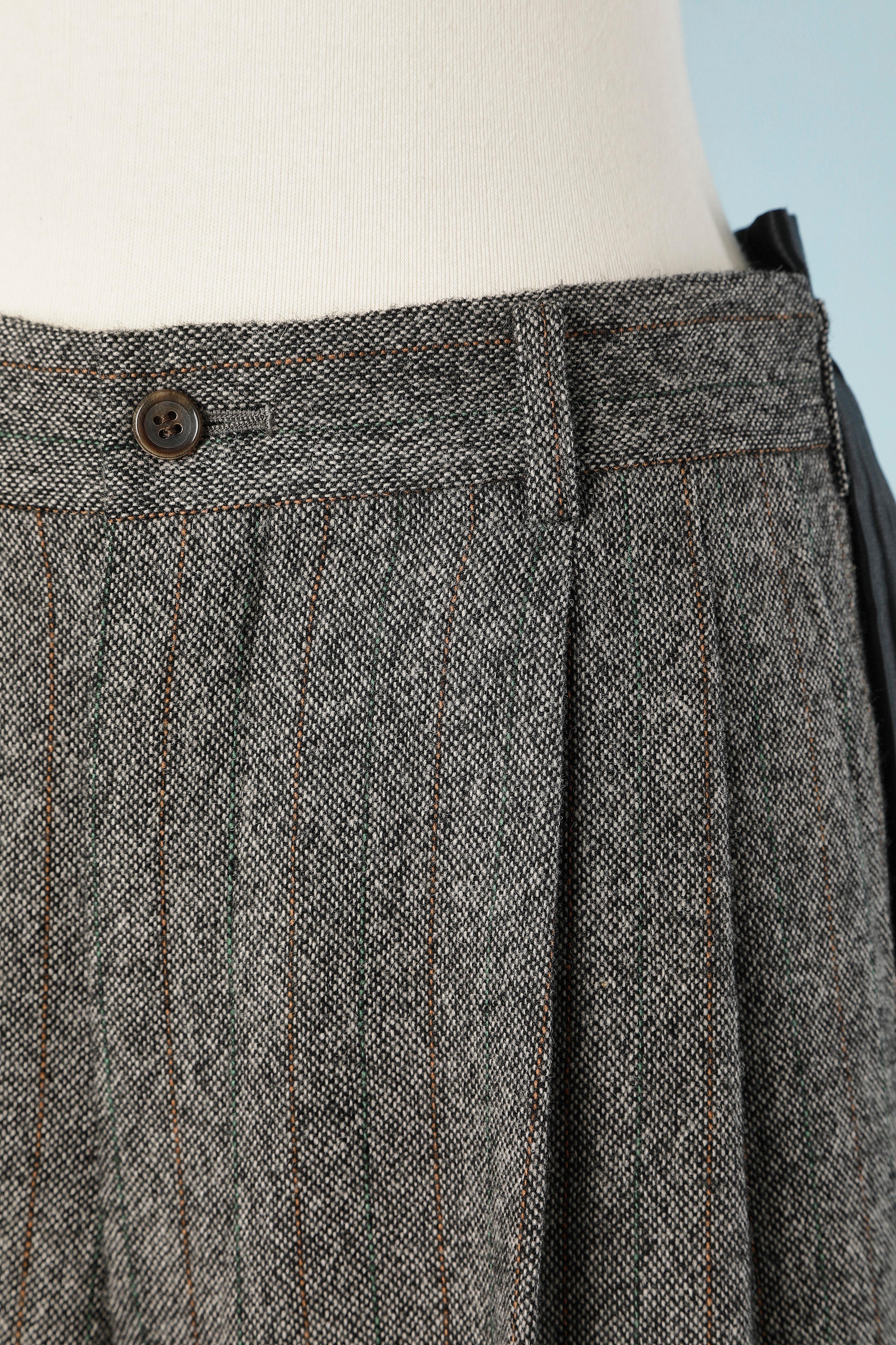 Mix tweed pants and black pleated skirt. Pocket, zip, button, buttonhole, belt-loop and Cupra lining in the pant. 
Pant fabric composition: 96% wool, 4 % nylon. (pant lining: 100% Cupra) 
Skirt composition: 100% polyester.
SIZE M
