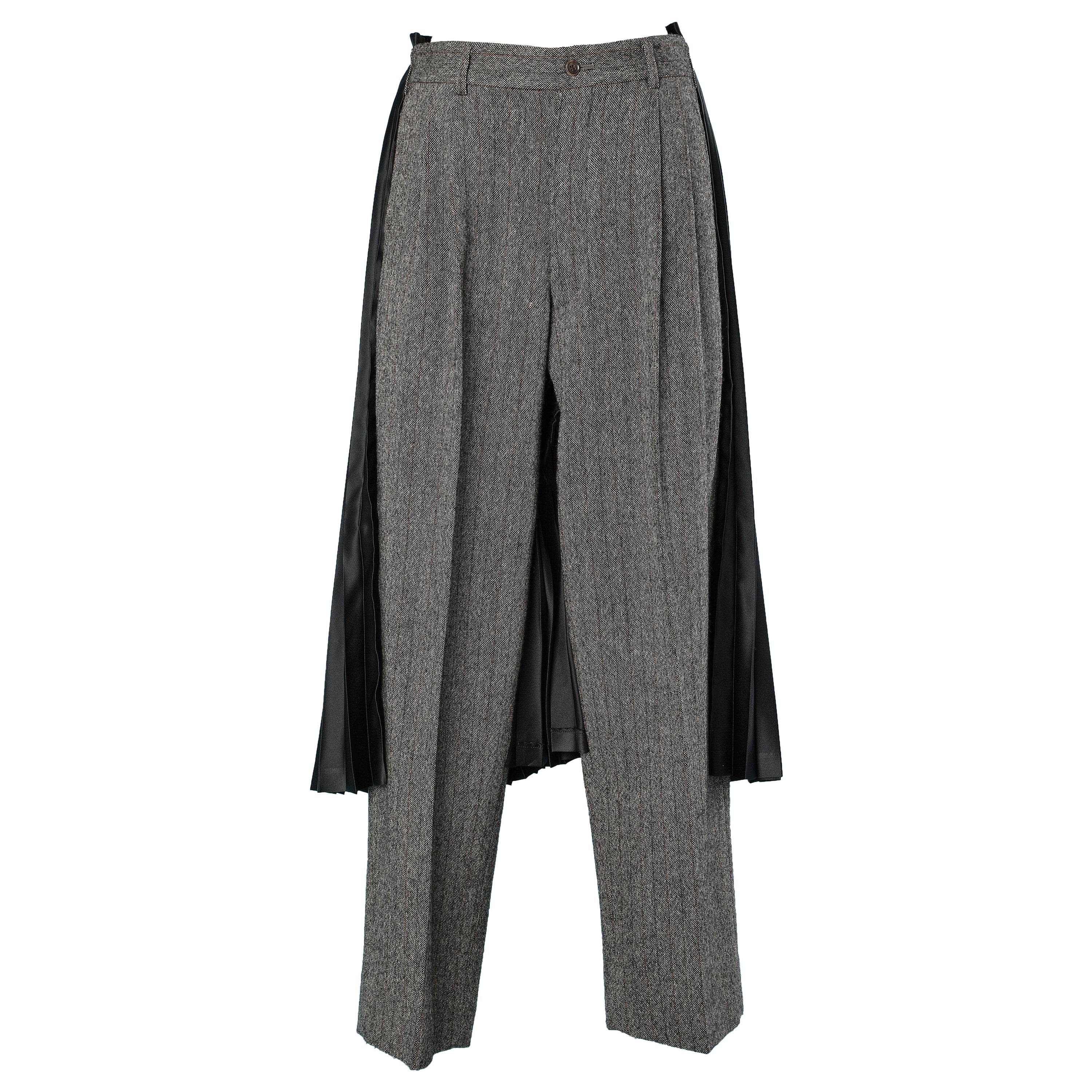 Mix aus Tweedhose und schwarzem Faltenrock Comme de Garçons