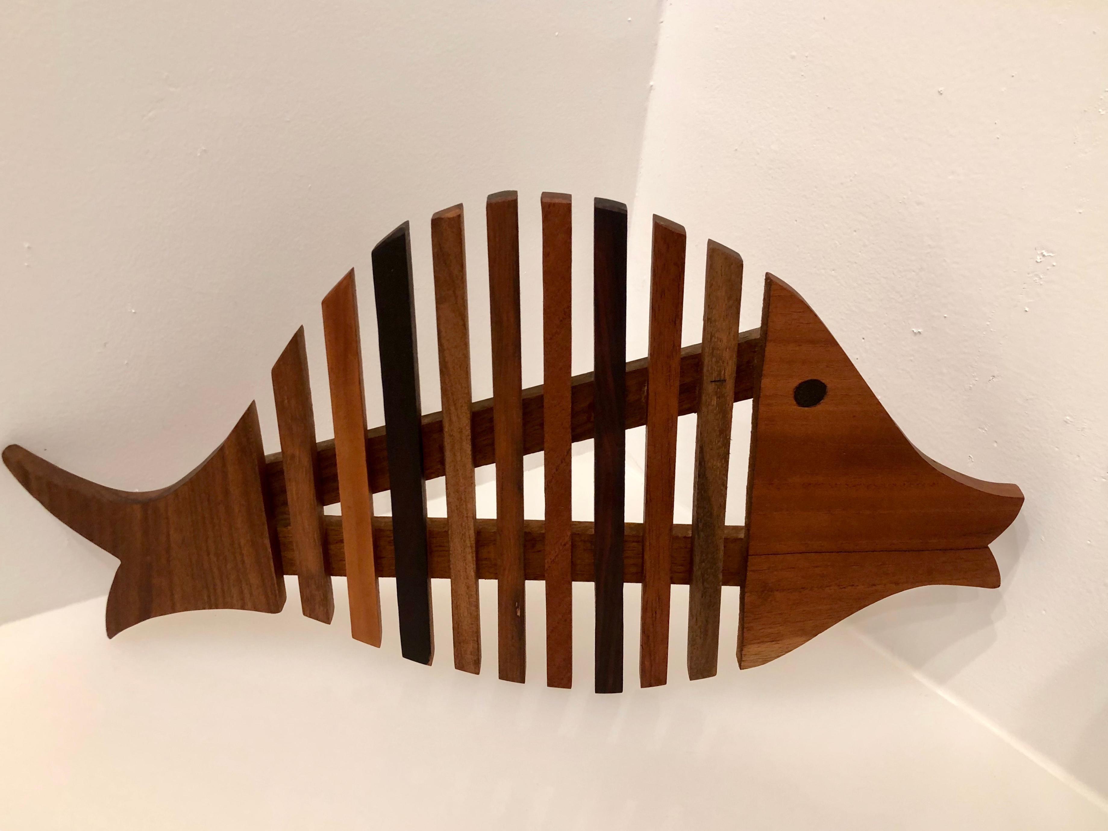 Whimsical and unique fish trivet with mix woods solid walnut rosewood Birch etc nice design, can be hang on the wall or just in a flat surface circa 1950s freshly refinished.