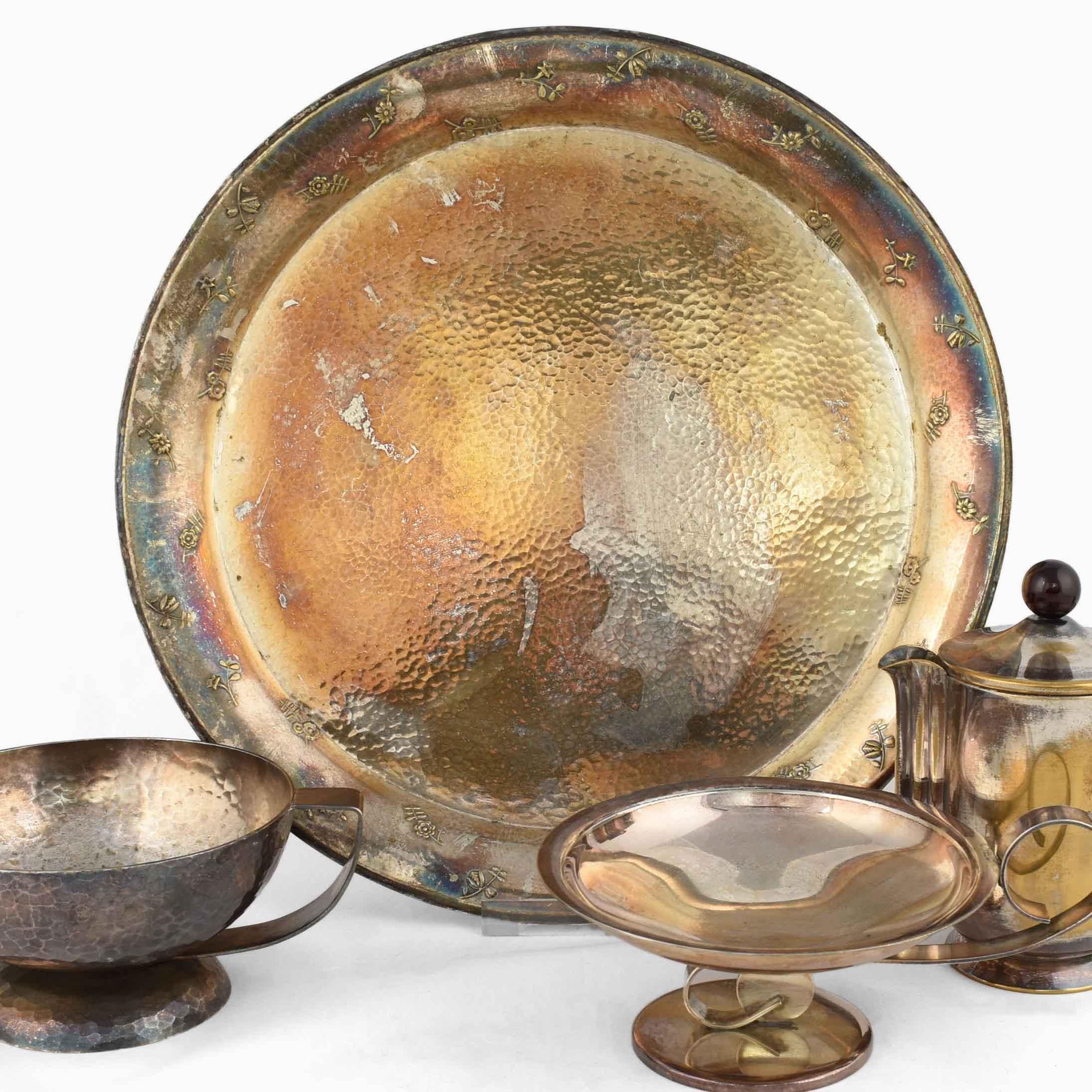 Mixed Silver Lot is an original group of decorative Art Déco objects realized by various artists in the 1920s. 

The group includes four pieces: an handle bowl by Georg Nilsson (H. 7 cm), a smaller bowl (H. 6.5 cm), a circular silver plate (Ø 29.5