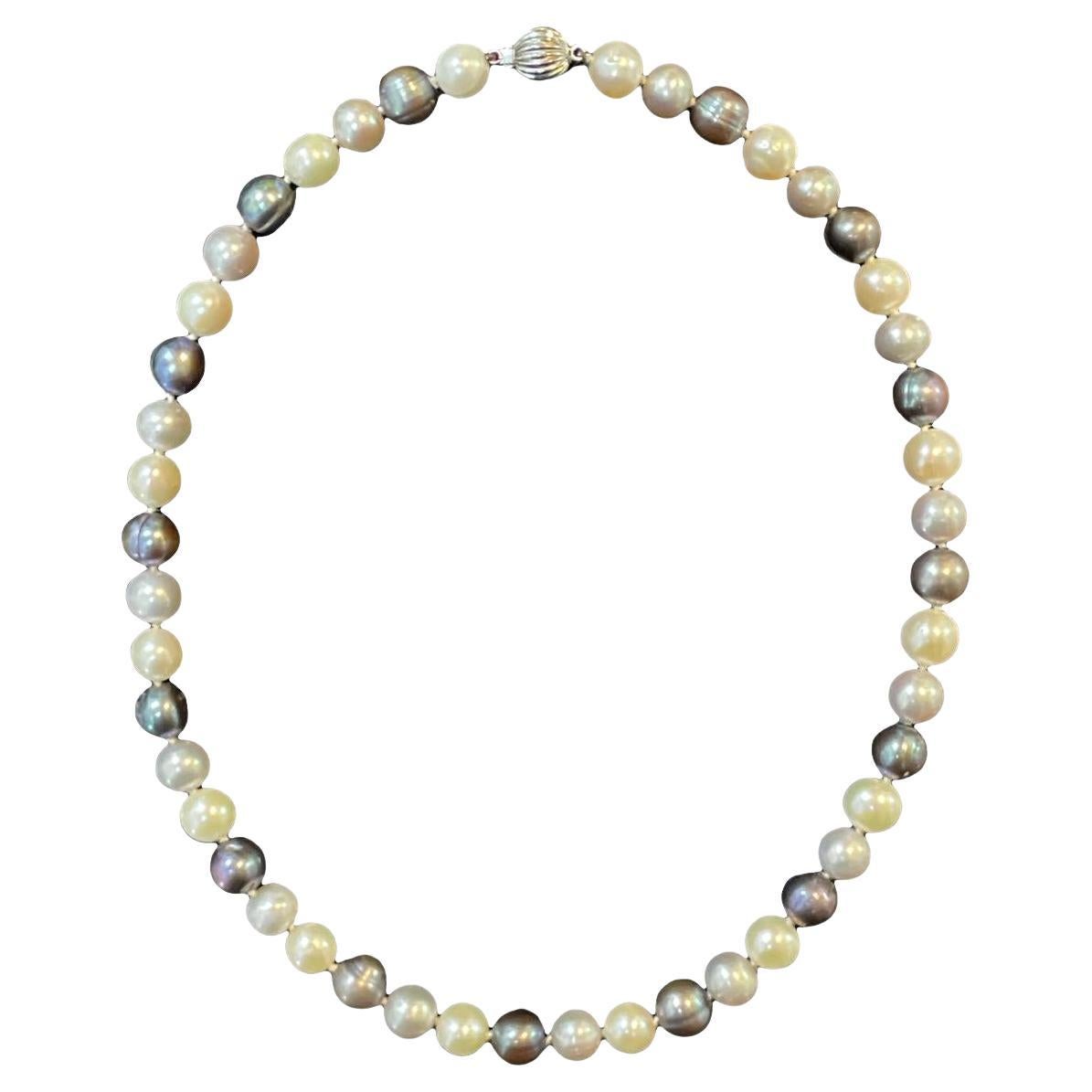 Perlenkette mit Perlen in verschiedenen Farben und Verschluss aus 14 Karat Weißgold im Angebot