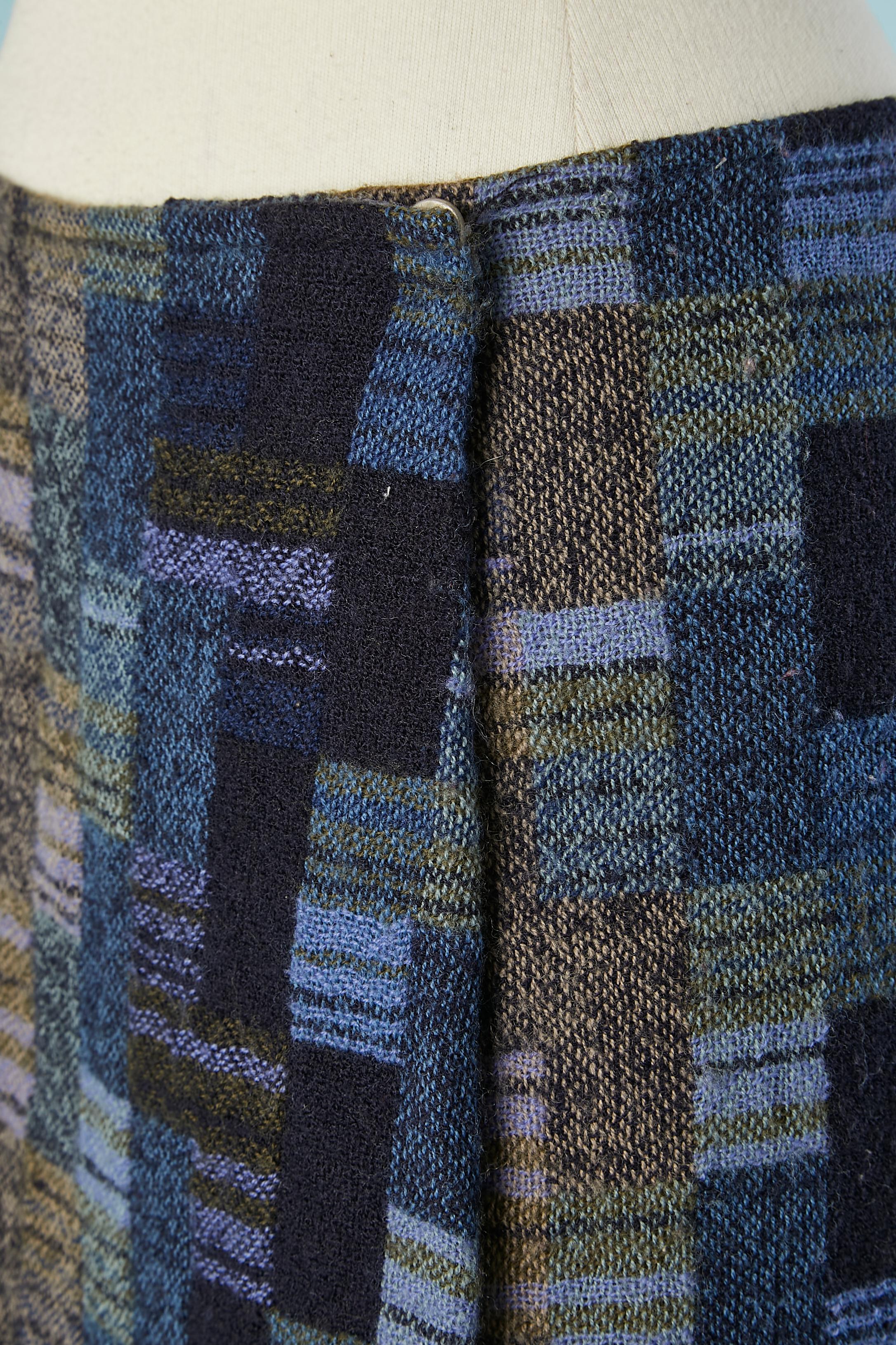 Mini-Wickelrock aus Tweed in verschiedenen Farben . Hauptstoff: 93% Wolle, 7% Polyamid. 
Futter: Acetat & Viskose (bedruckt) 
Versteckte Markenknöpfe in der vorderen Mitte der Taille. 
SIZE 36 (Fr) M 