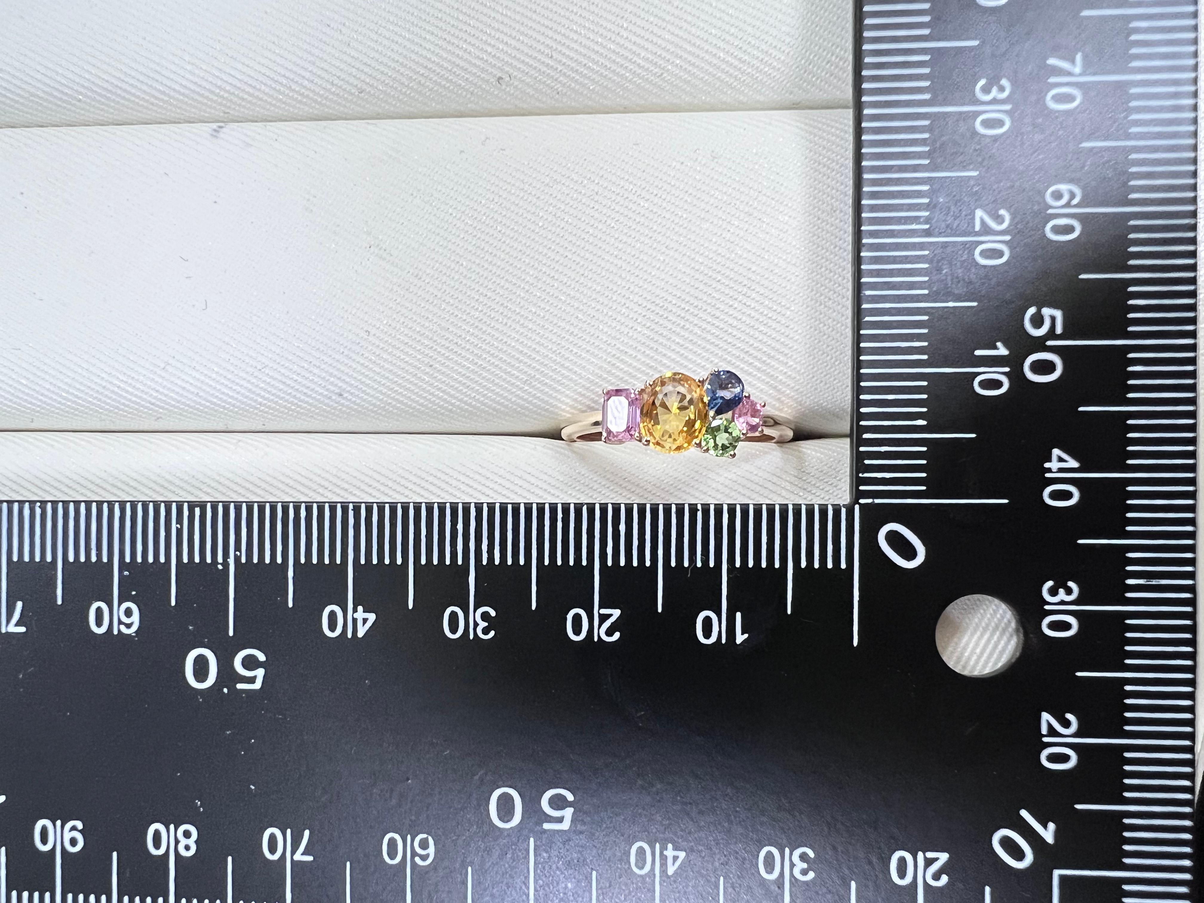 Taille ovale Bague en or jaune 14 carats avec saphir fantaisie de 1,47 carat de taille mixte en vente