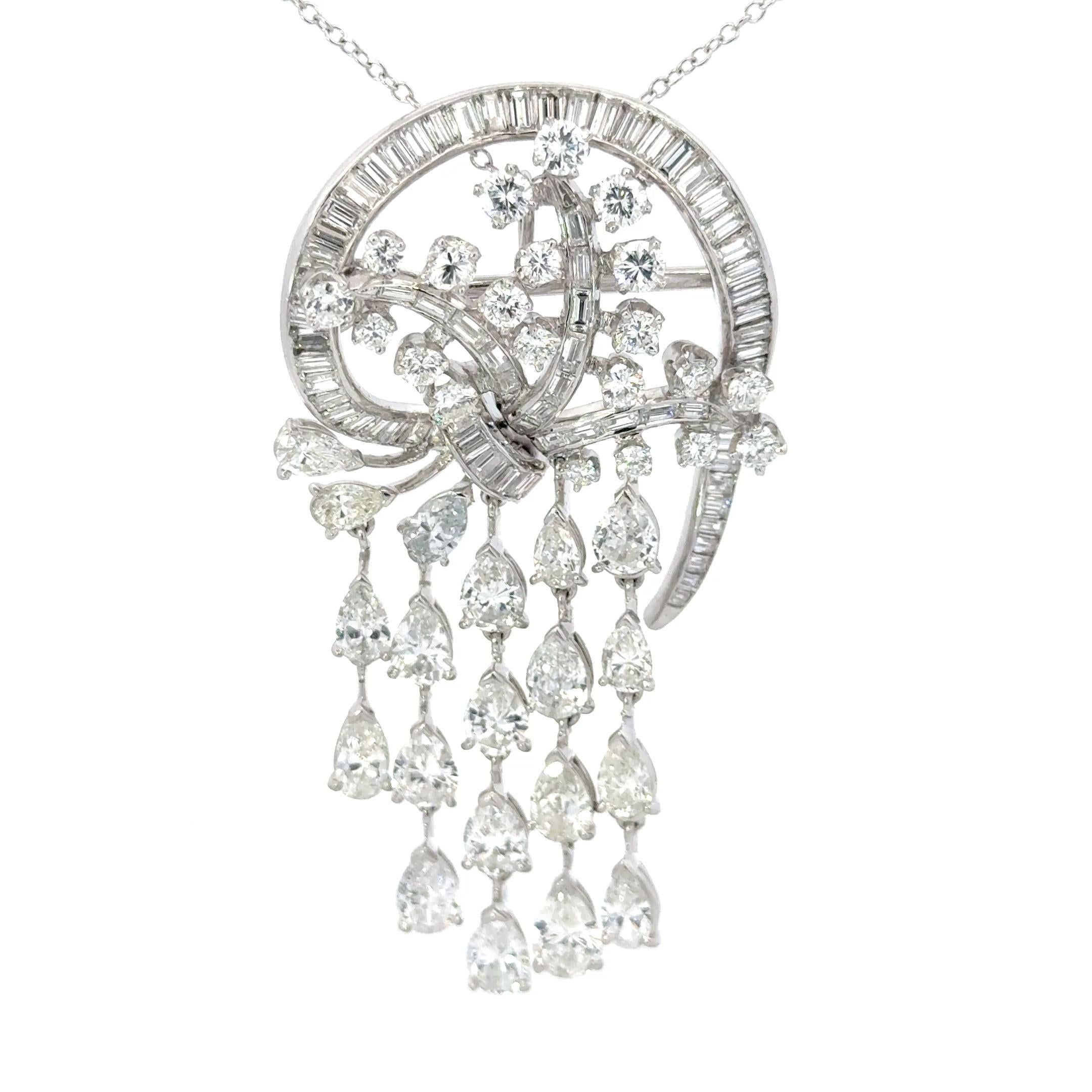 Épingle en platine ornée d'un diamant taillé dans la masse. L'épingle comporte environ 16ctw de diamants ronds, poires et baguettes (couleur F-H, pureté VS). Cette pièce peut être portée en épingle ou en pendentif. L'épingle mesure 2,5