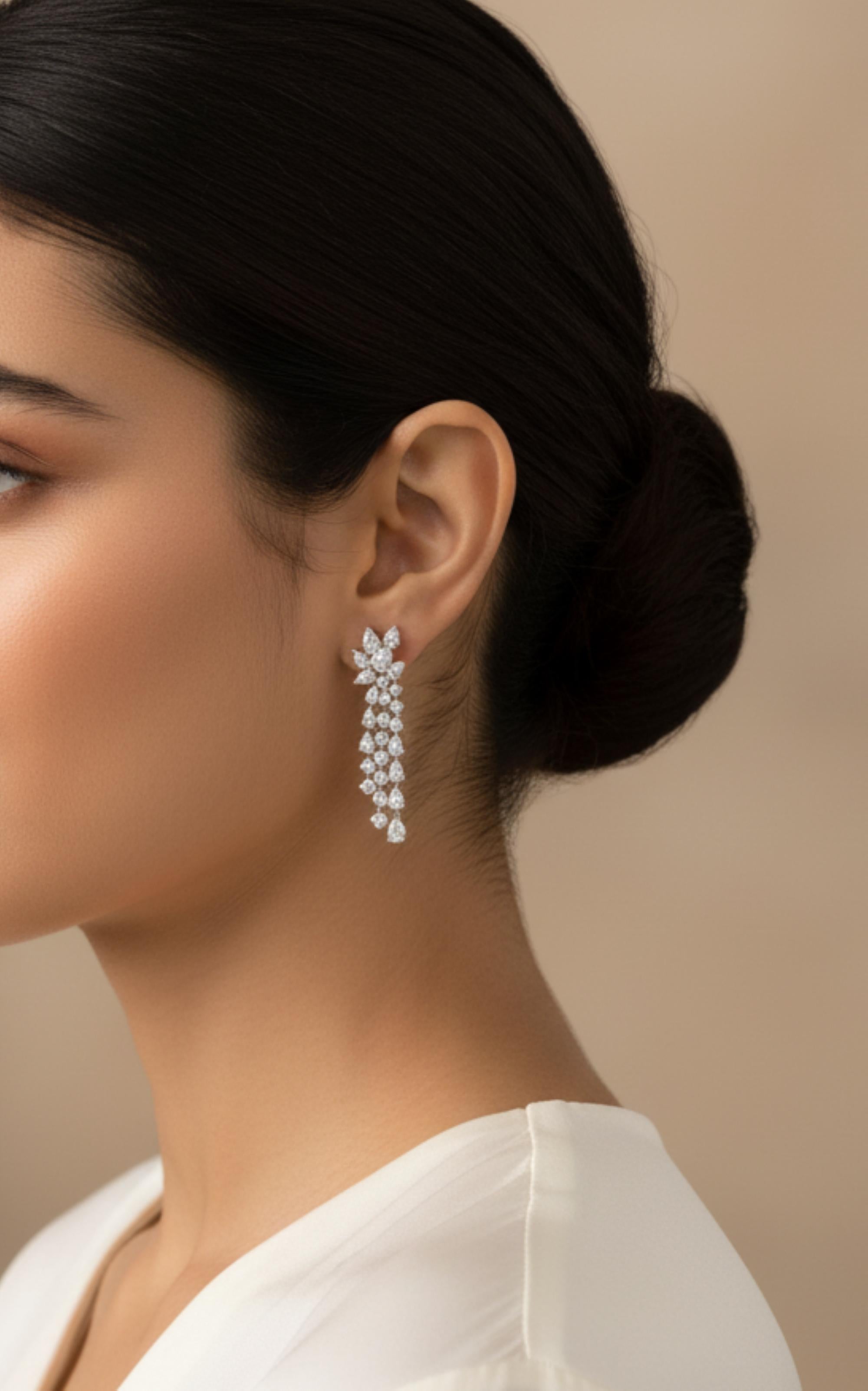Boucles d'oreilles pendantes en or blanc 18 carats avec diamant naturel de 3,86 carats. 
Ces boucles d'oreilles commencent par une grappe décorative d'inspiration florale sur le lobe de l'oreille. Cette grappe est composée de plusieurs diamants de