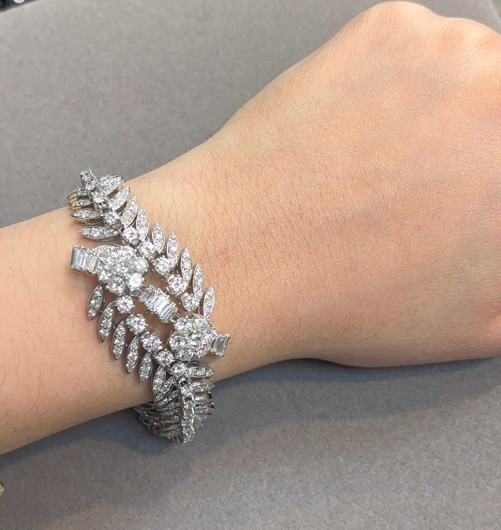 Pulsera de diamantes talla mixta

Brazalete flexible de oro blanco engastado con diamantes talla redonda y baguette, con dos motivos florales engastados en forma de marquesa y acentuados con diamantes talla redonda.

Peso total aproximado del