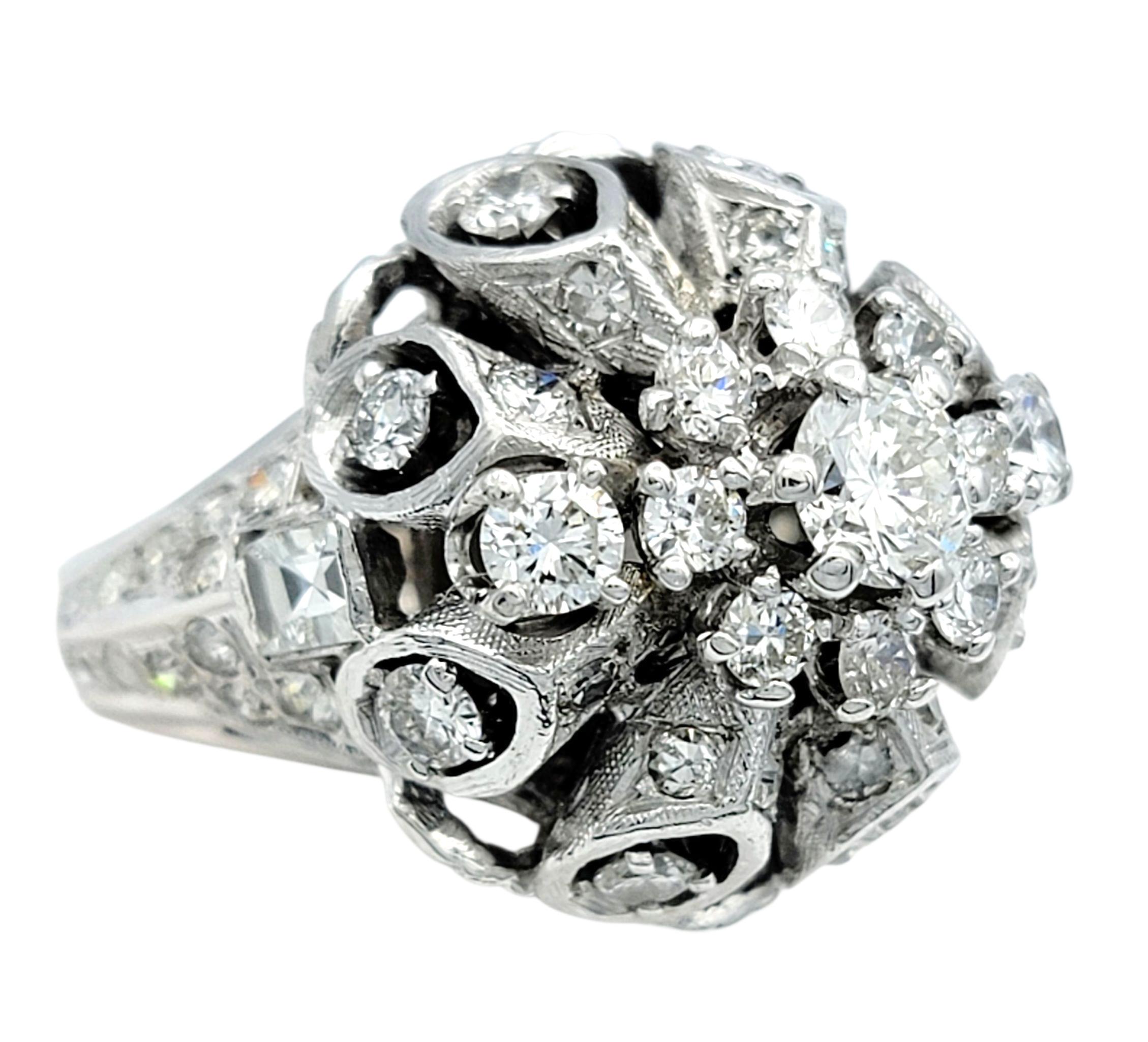 Contemporain Bague dôme en or blanc 14 carats, diamants taillés en grappe et mixtes en vente