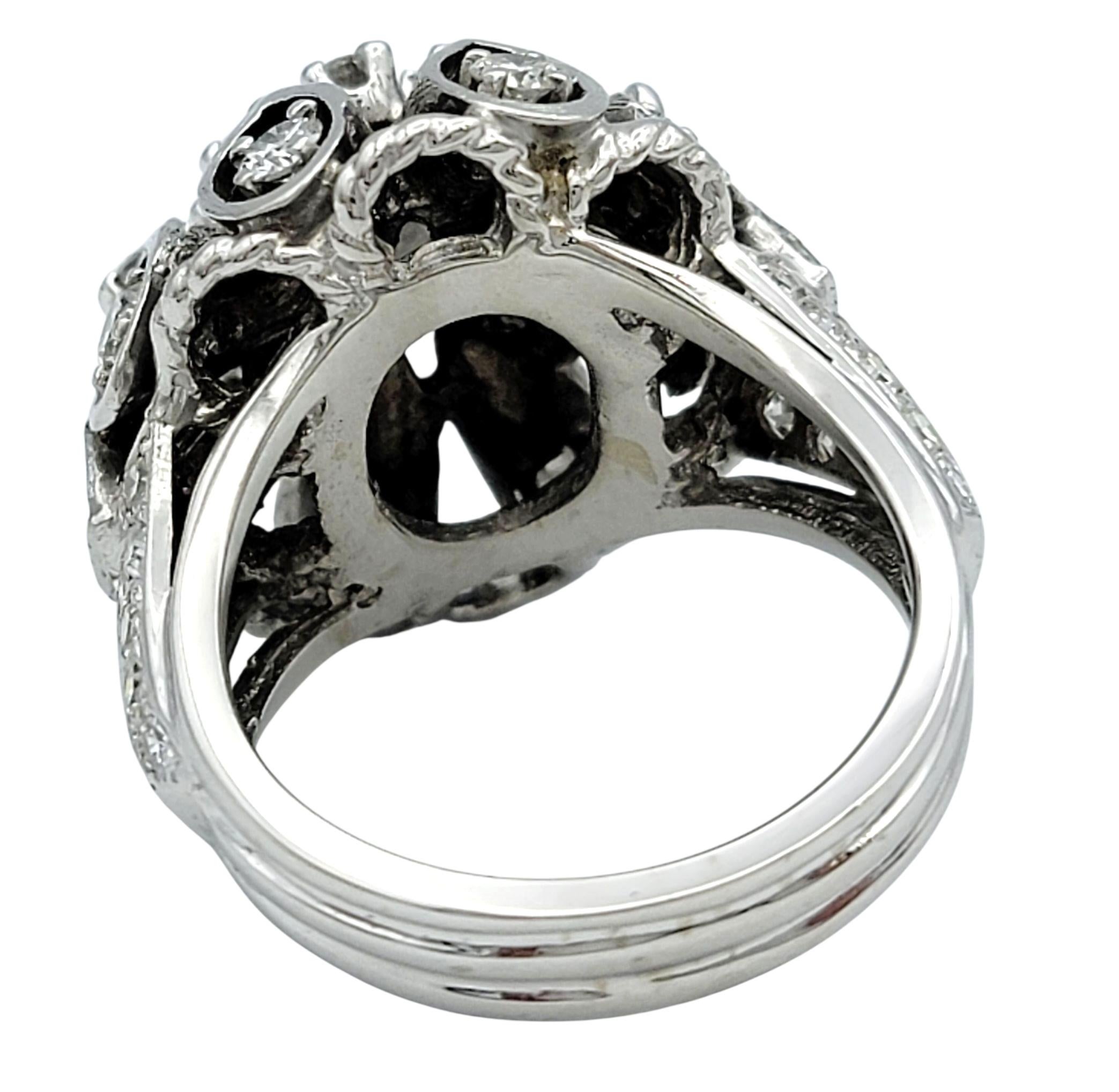 Taille ronde Bague dôme en or blanc 14 carats, diamants taillés en grappe et mixtes en vente