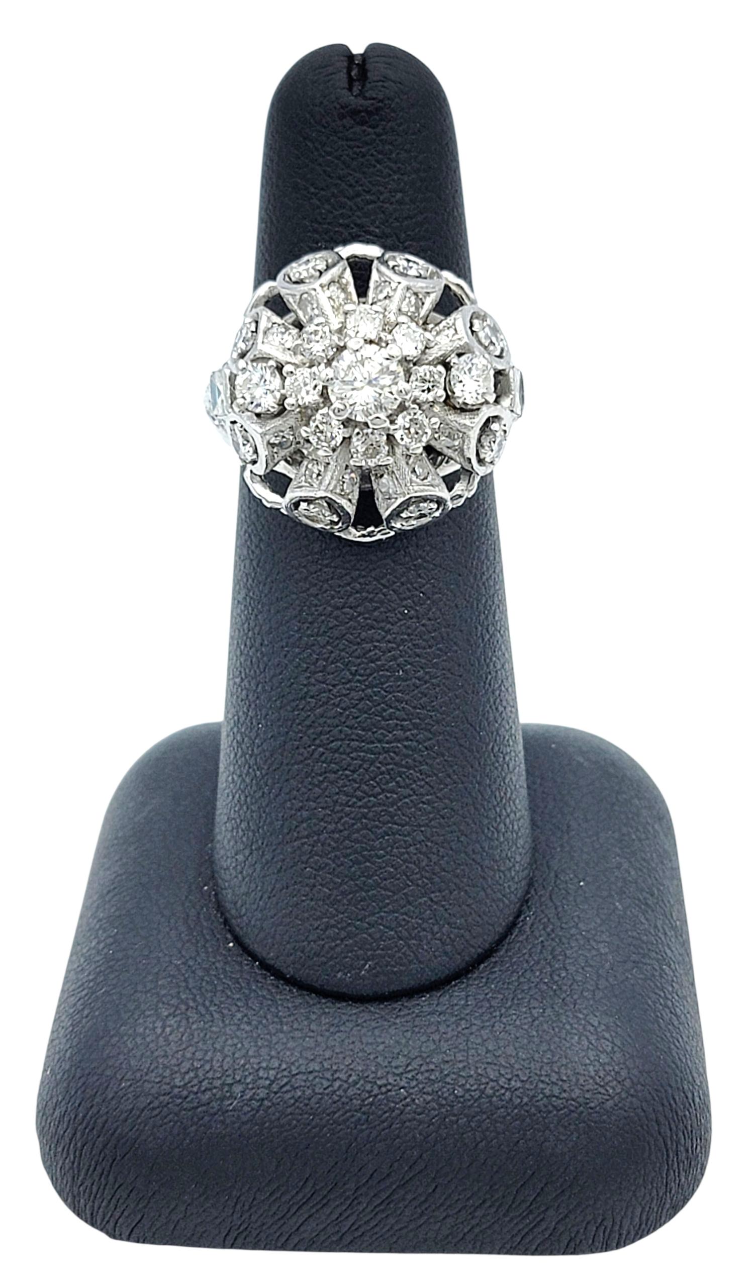 Bague dôme en or blanc 14 carats, diamants taillés en grappe et mixtes Bon état - En vente à Scottsdale, AZ