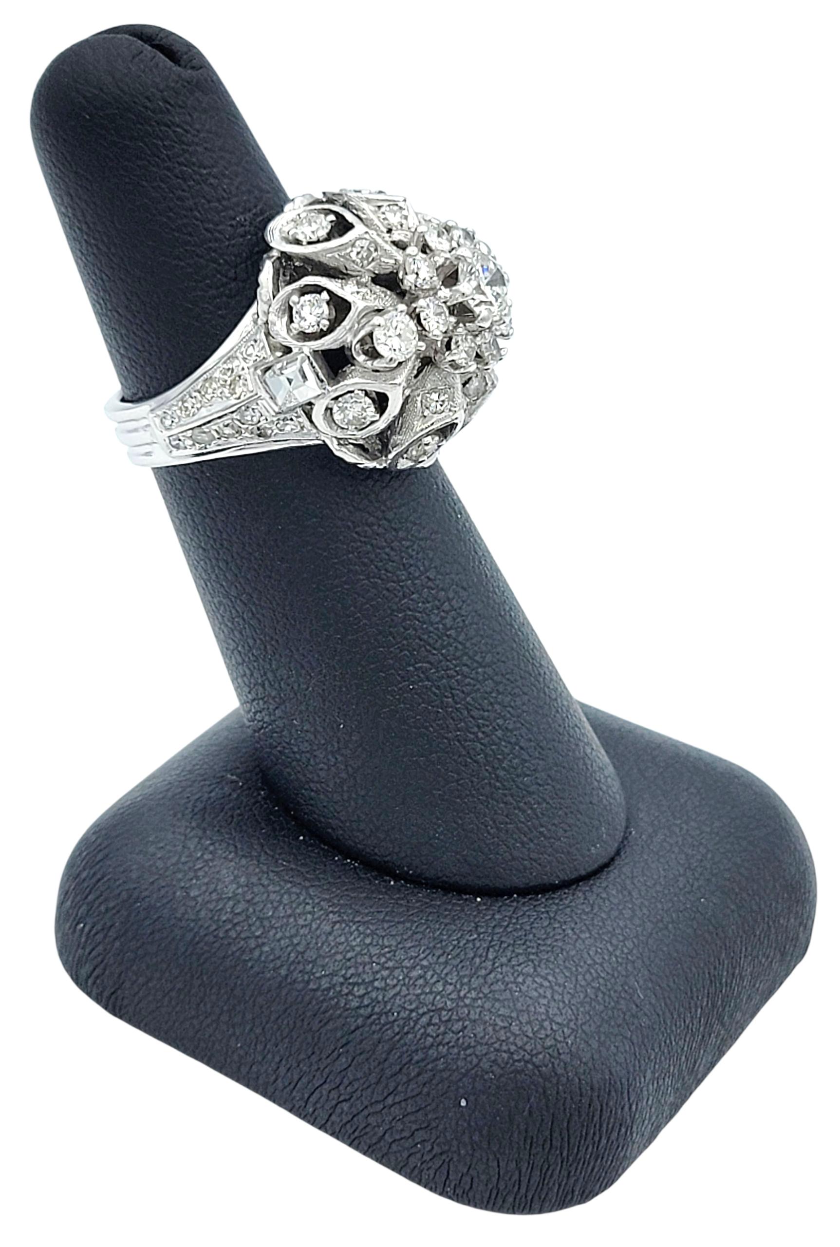 Bague dôme en or blanc 14 carats, diamants taillés en grappe et mixtes Pour femmes en vente