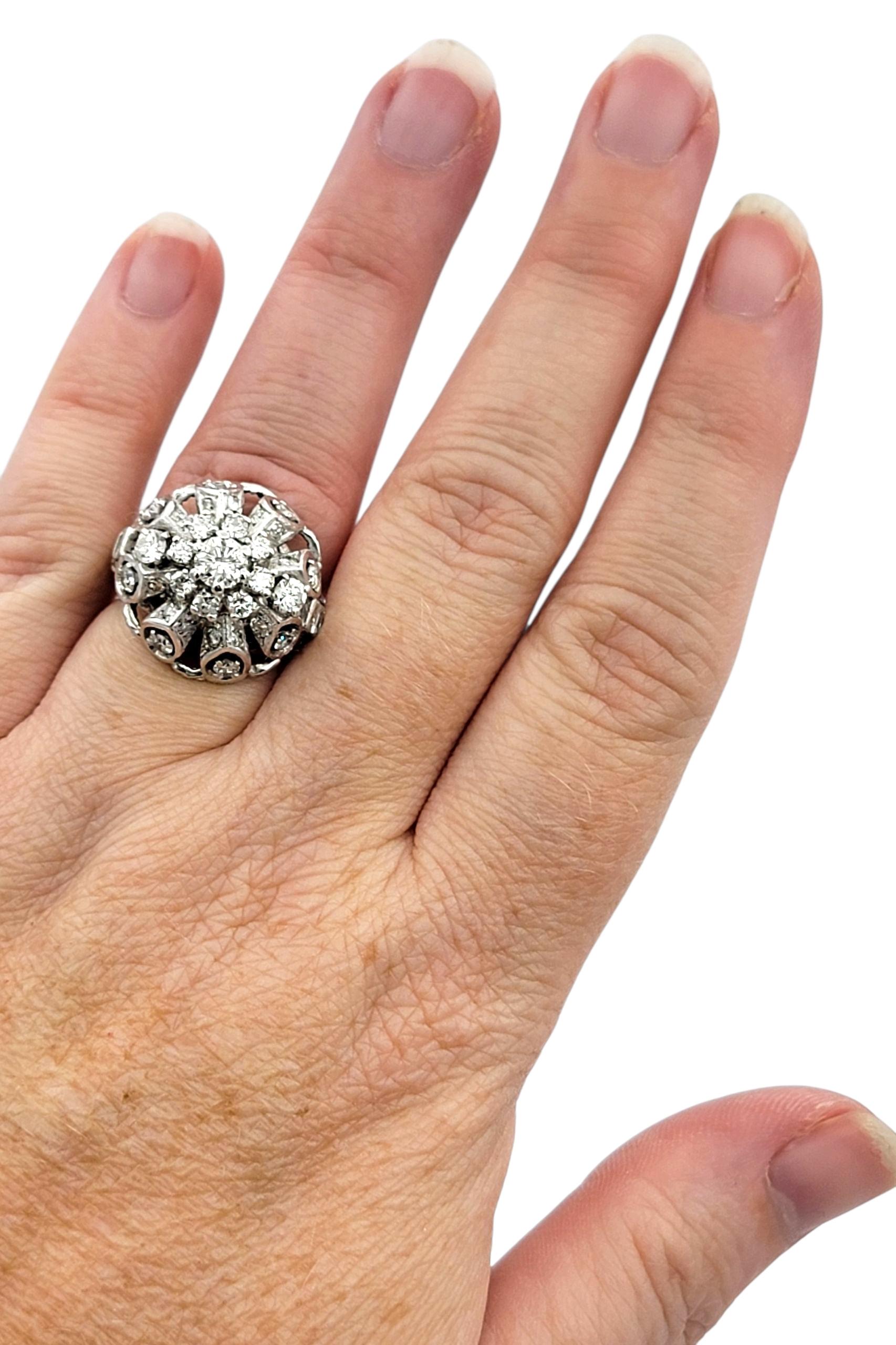 Bague dôme en or blanc 14 carats, diamants taillés en grappe et mixtes en vente 1