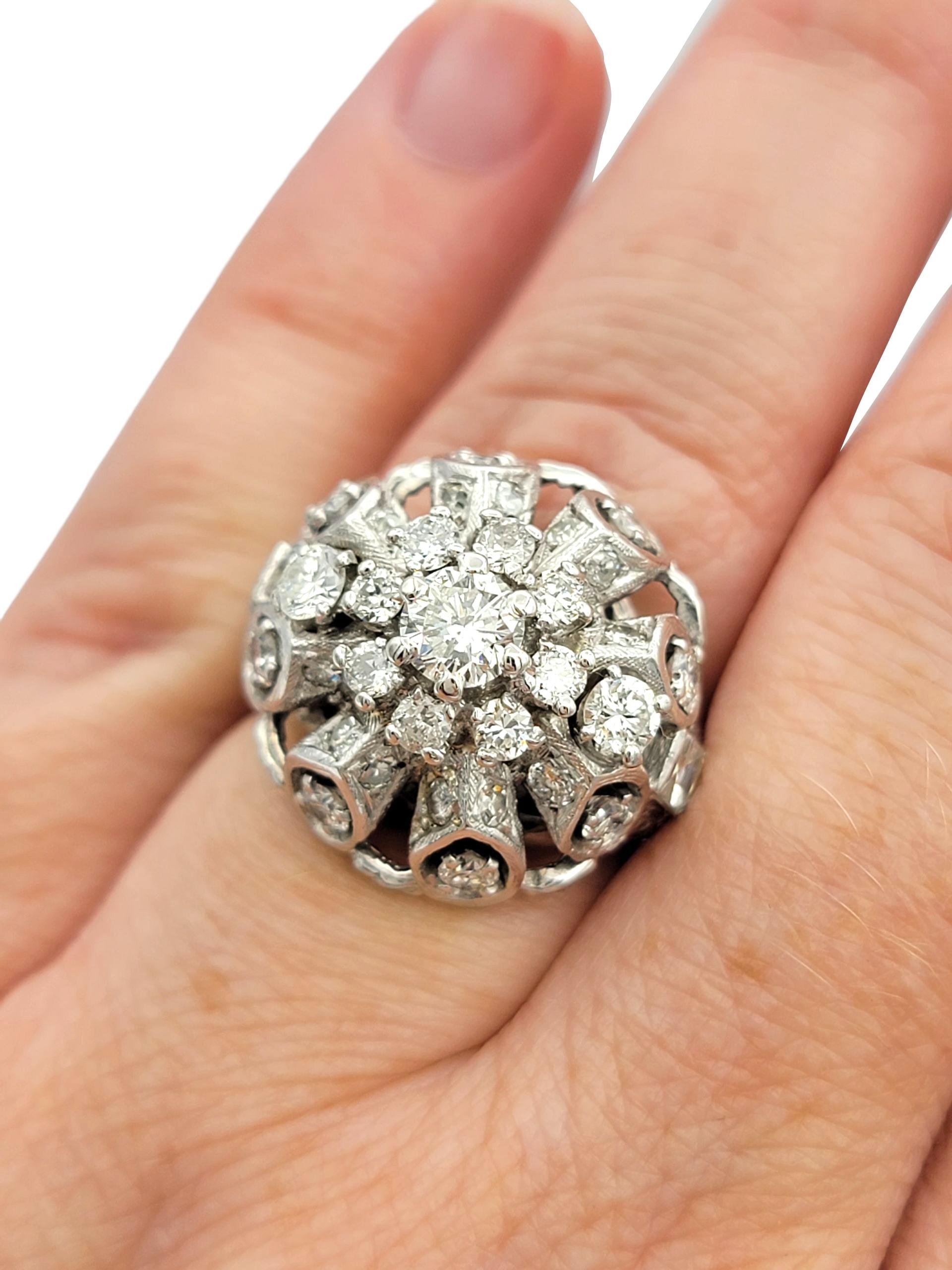 Bague dôme en or blanc 14 carats, diamants taillés en grappe et mixtes en vente 2