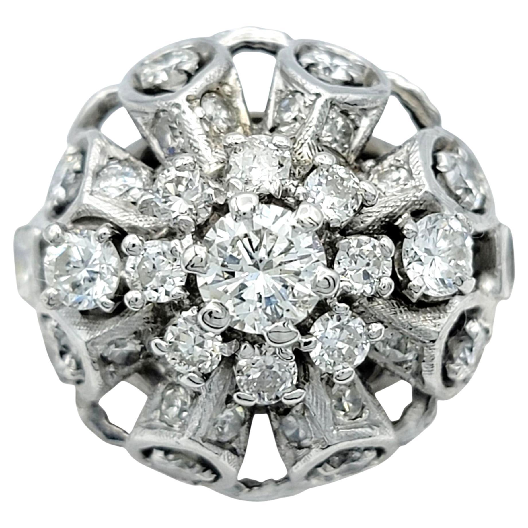 Anello a cupola con diamanti a taglio misto in oro bianco 14 carati lucido