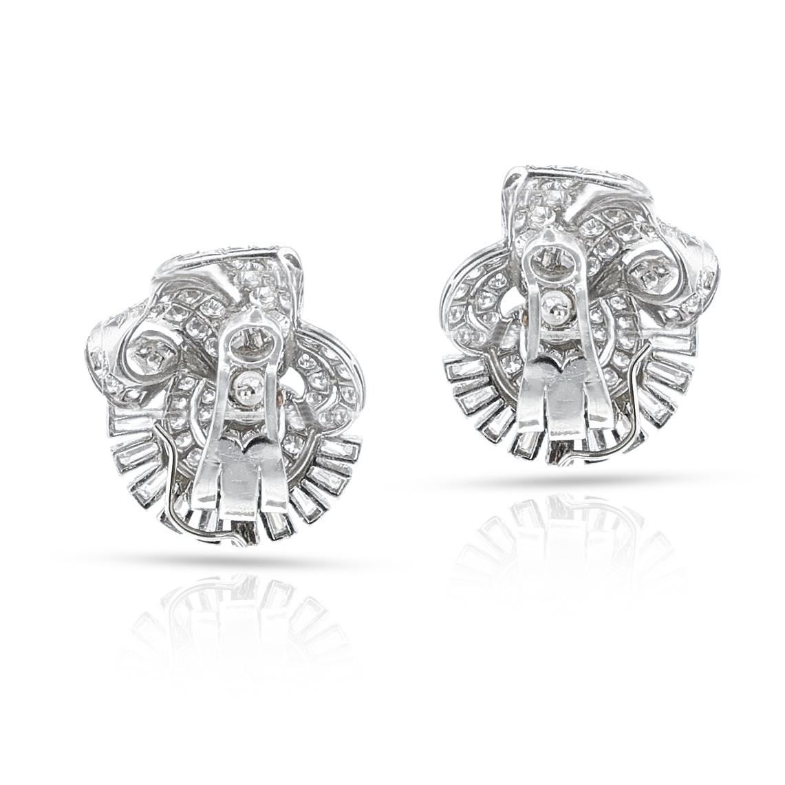 Paire de boucles d'oreilles en diamant taillé en platine. Les deux diamants en forme de poire pèsent environ 1 carat, et les 102 diamants ronds et 20 diamants baguettes effilés pèsent environ 5,50 cts.