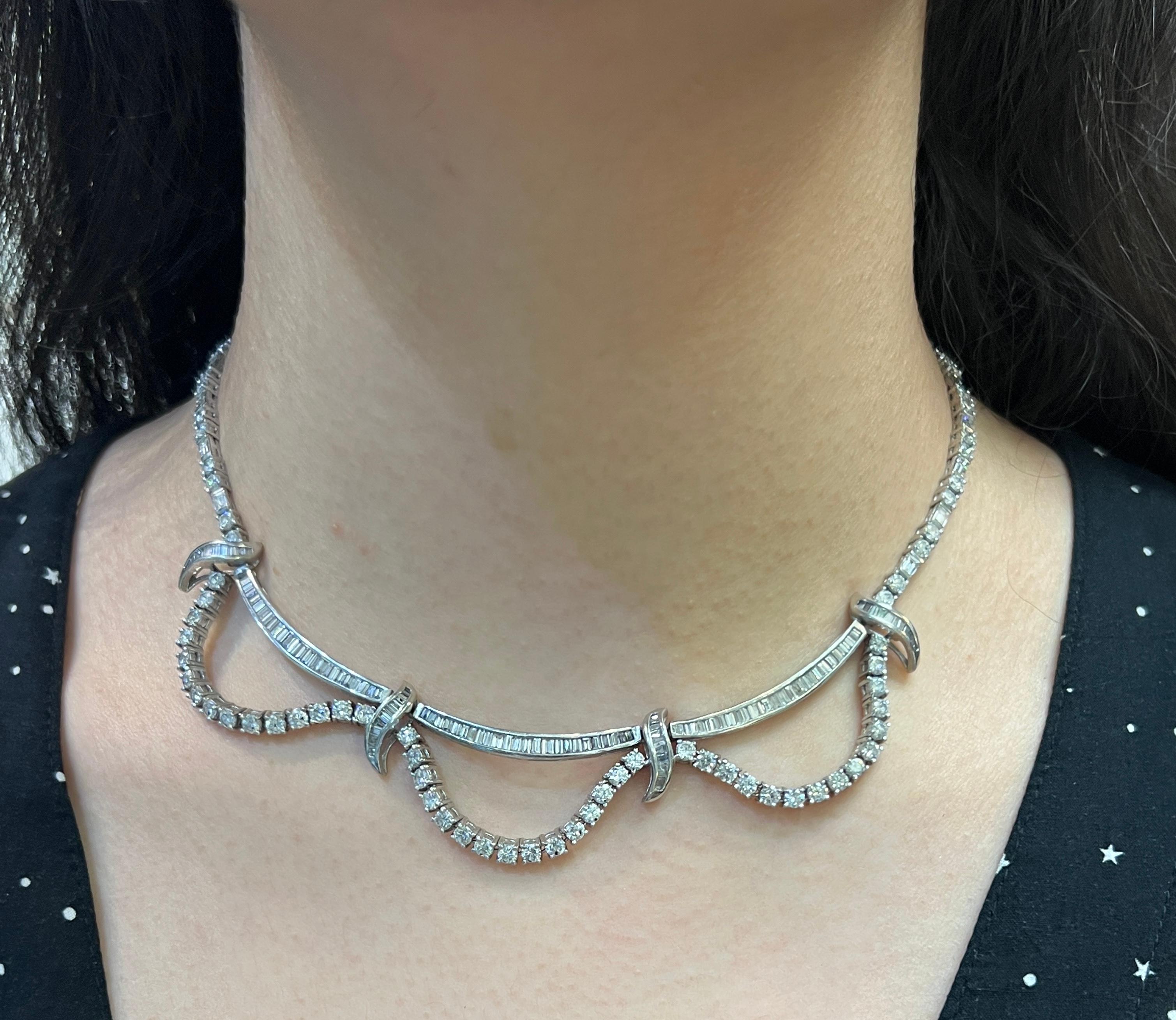 Collana Swag con diamanti a taglio misto

Circa 13,50 carati di diamanti. 

Realizzato intorno al 1950 

Misure: Lunghezza 14,5 

Tipo di metallo: Platino