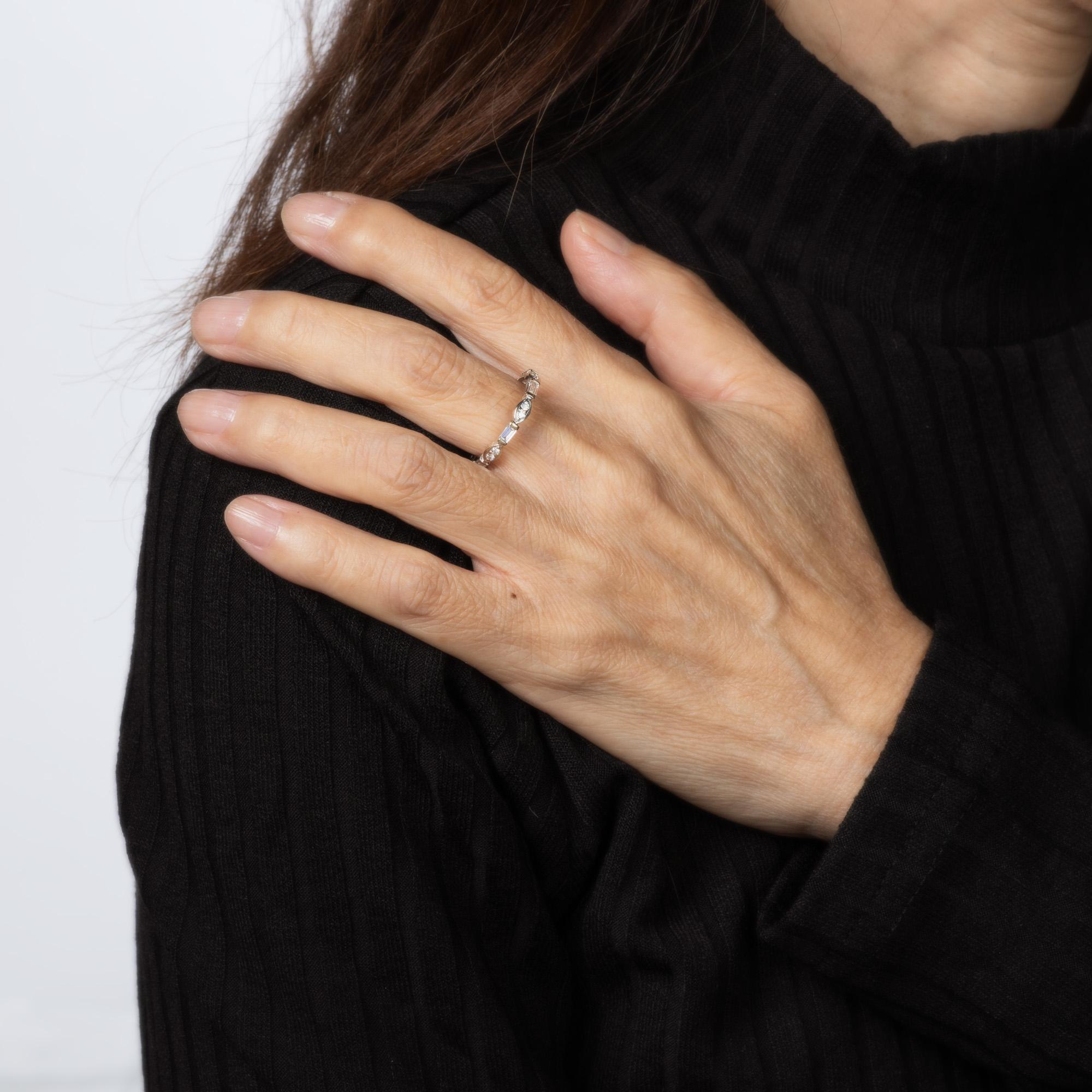 Bague d'éternité à taille mixte Sz 6.75 Estate Jewelry en or blanc 18k Pour femmes en vente