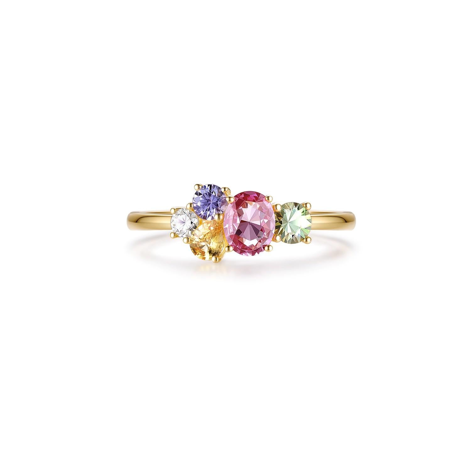 Célébrez la couleur sous sa forme la plus joyeuse avec cette bague exquise, qui présente un mélange harmonieux de quatre saphirs fantaisie d'une valeur totale de 0,93 carat. Serties dans de l'or jaune 14 carats radieux, les pierres précieuses