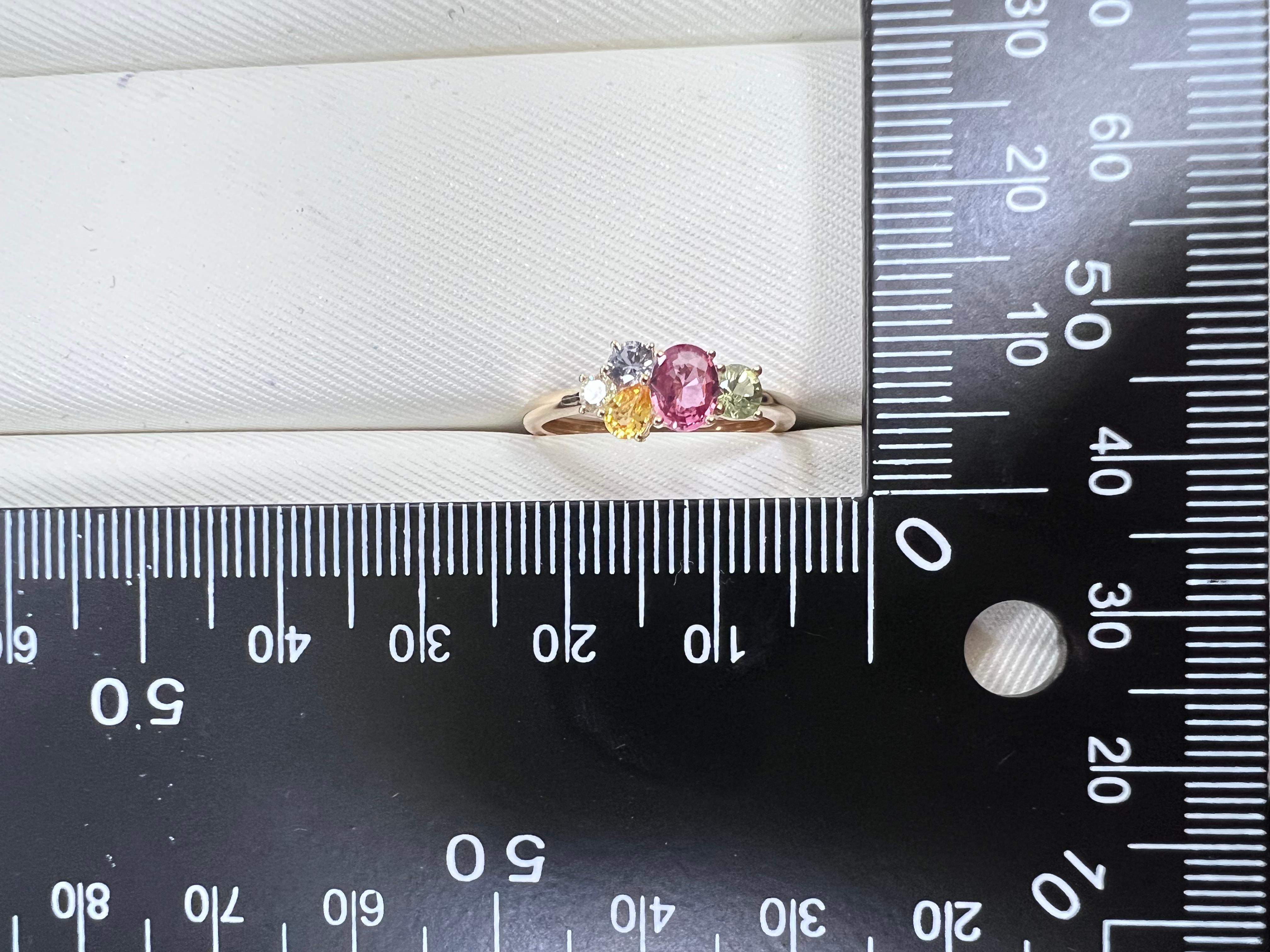 Art déco Bague fantaisie en or jaune 14 carats avec saphirs tailles mixtes et diamants en vente