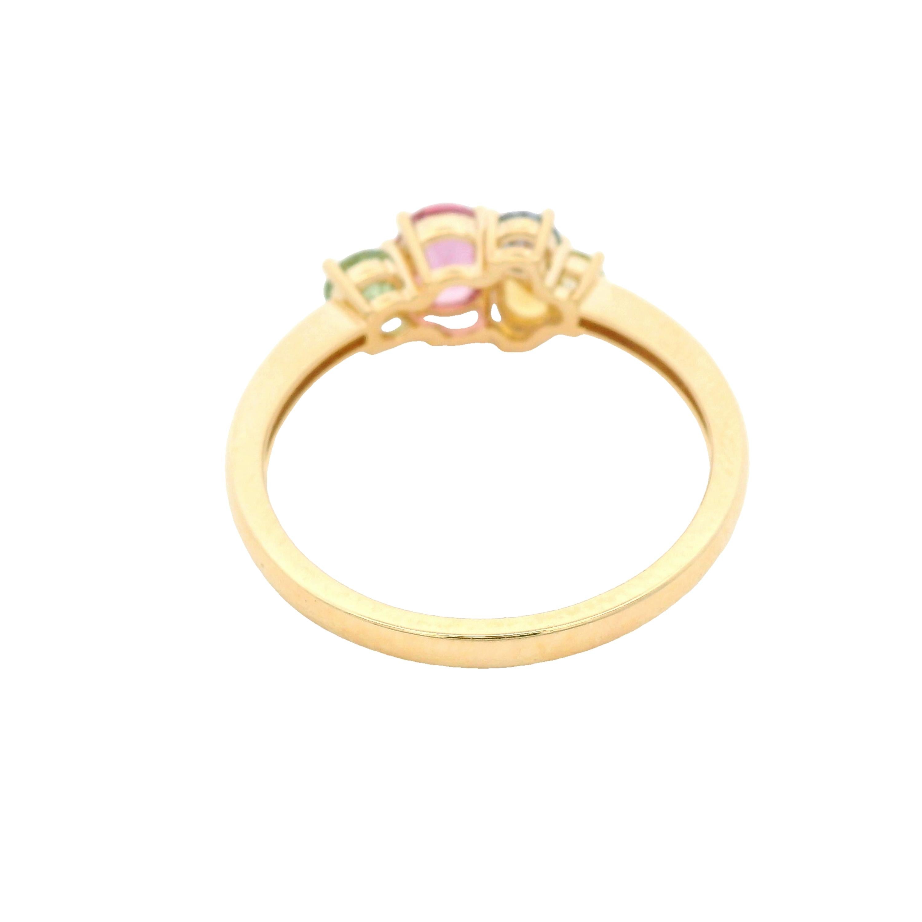 Taille ronde Bague fantaisie en or jaune 14 carats avec saphirs tailles mixtes et diamants en vente