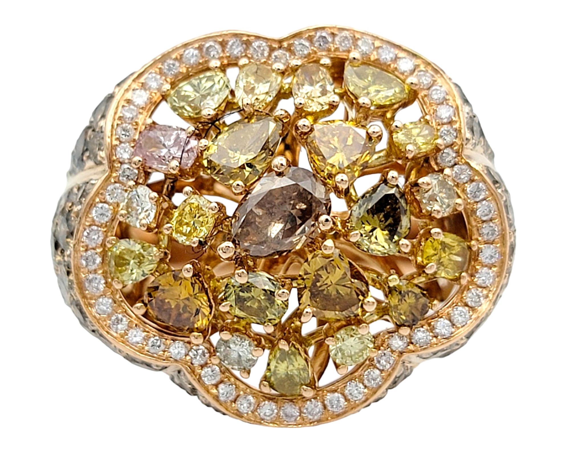 Ringgröße: 9.75

Erleben Sie den Reiz des modernen Luxus mit unserem atemberaubend funkelnden Cocktailring mit mehrfarbigen Diamanten im Mischschliff, der meisterhaft aus poliertem 18 Karat Roségold gefertigt ist. Dieses außergewöhnliche