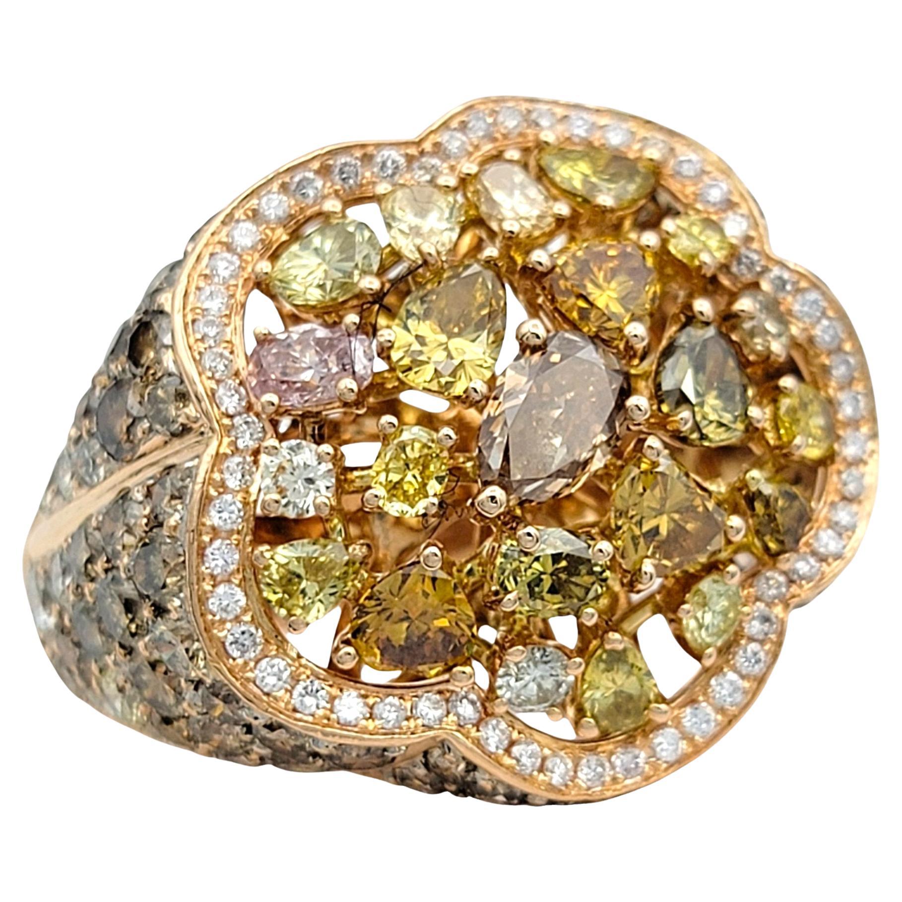 Anello cocktail con cluster di diamanti multicolore a taglio misto in oro rosa 18 carati