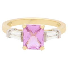 Dreisteinring aus Gold und Platin mit rosa Saphiren im Mischschliff und Diamanten