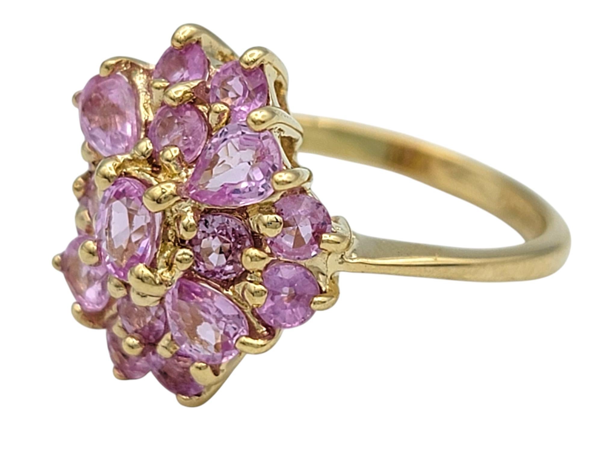Contemporain Bague cocktail en or jaune 14 carats avec saphir rose taille mixte et grappe ovale en vente