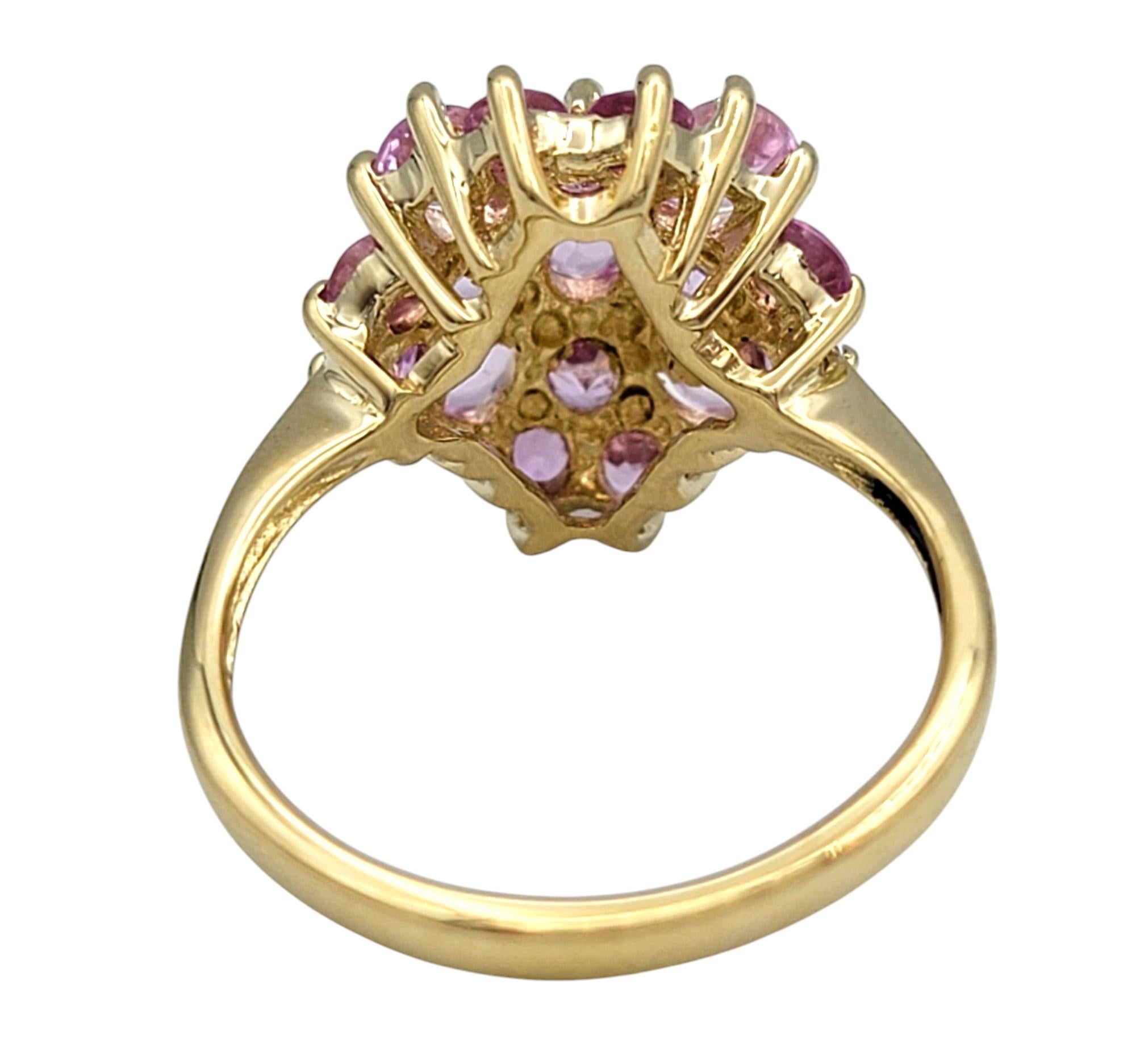 Bague cocktail en or jaune 14 carats avec saphir rose taille mixte et grappe ovale Bon état - En vente à Scottsdale, AZ