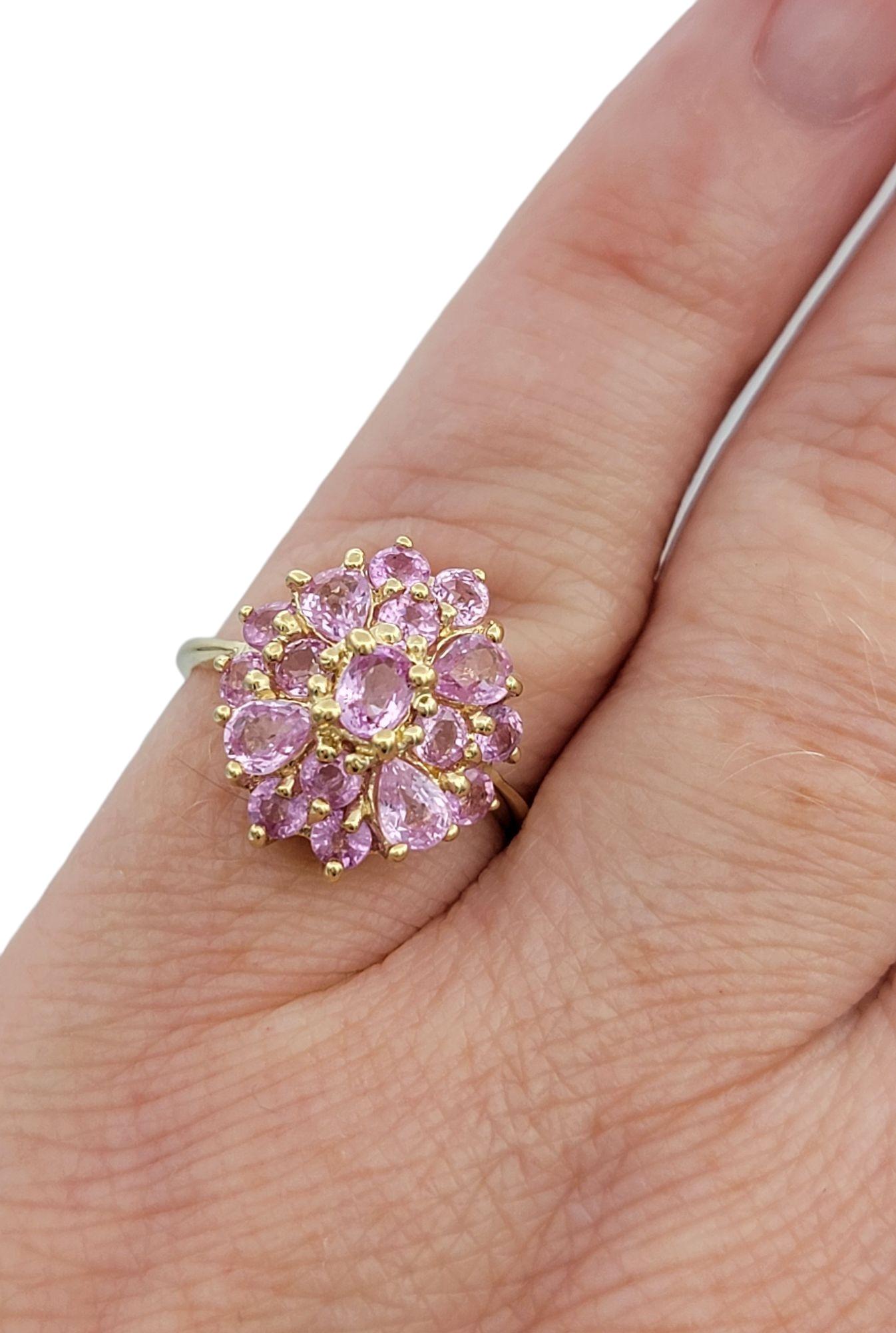 Bague cocktail en or jaune 14 carats avec saphir rose taille mixte et grappe ovale en vente 1