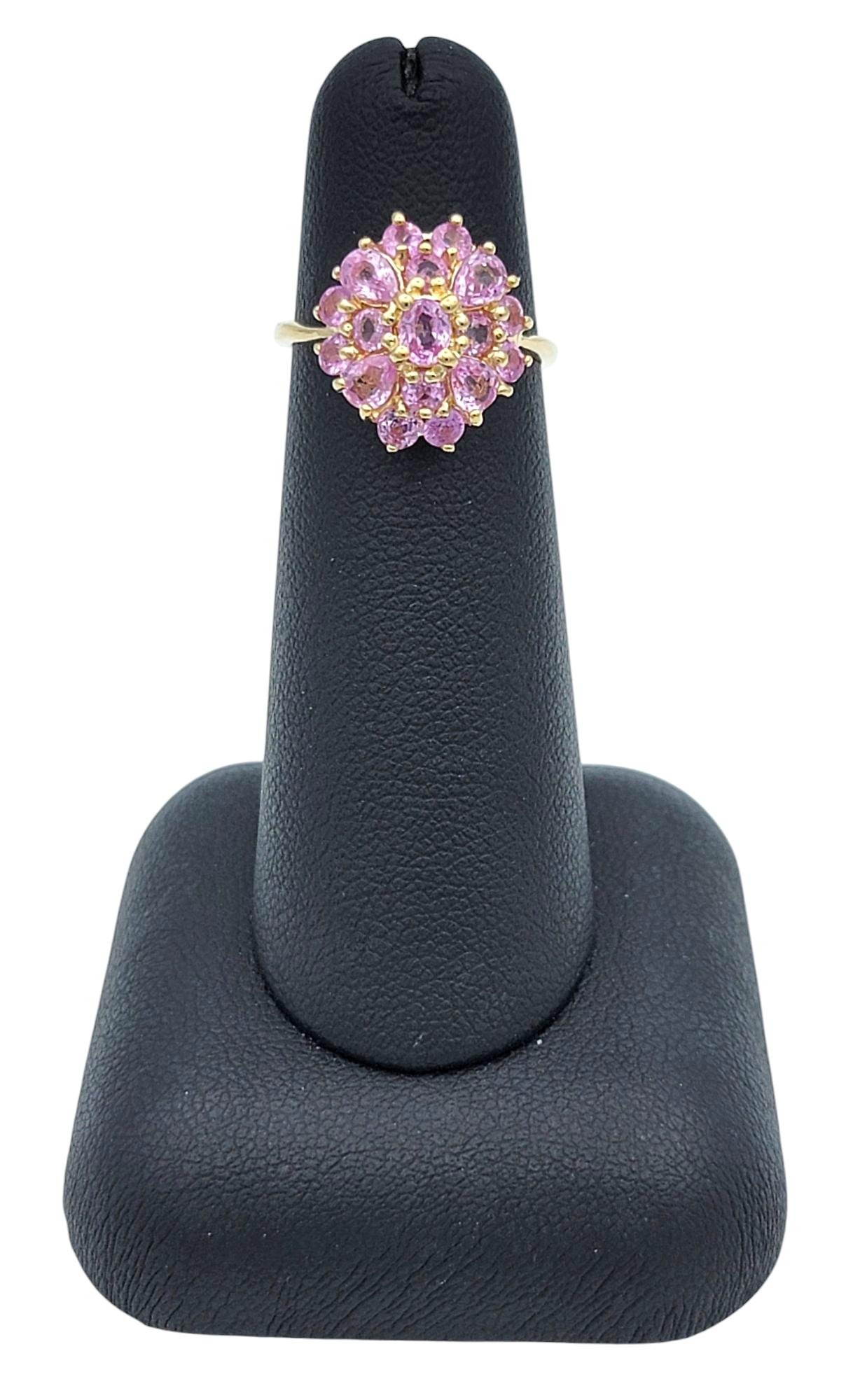 Bague cocktail en or jaune 14 carats avec saphir rose taille mixte et grappe ovale en vente 2