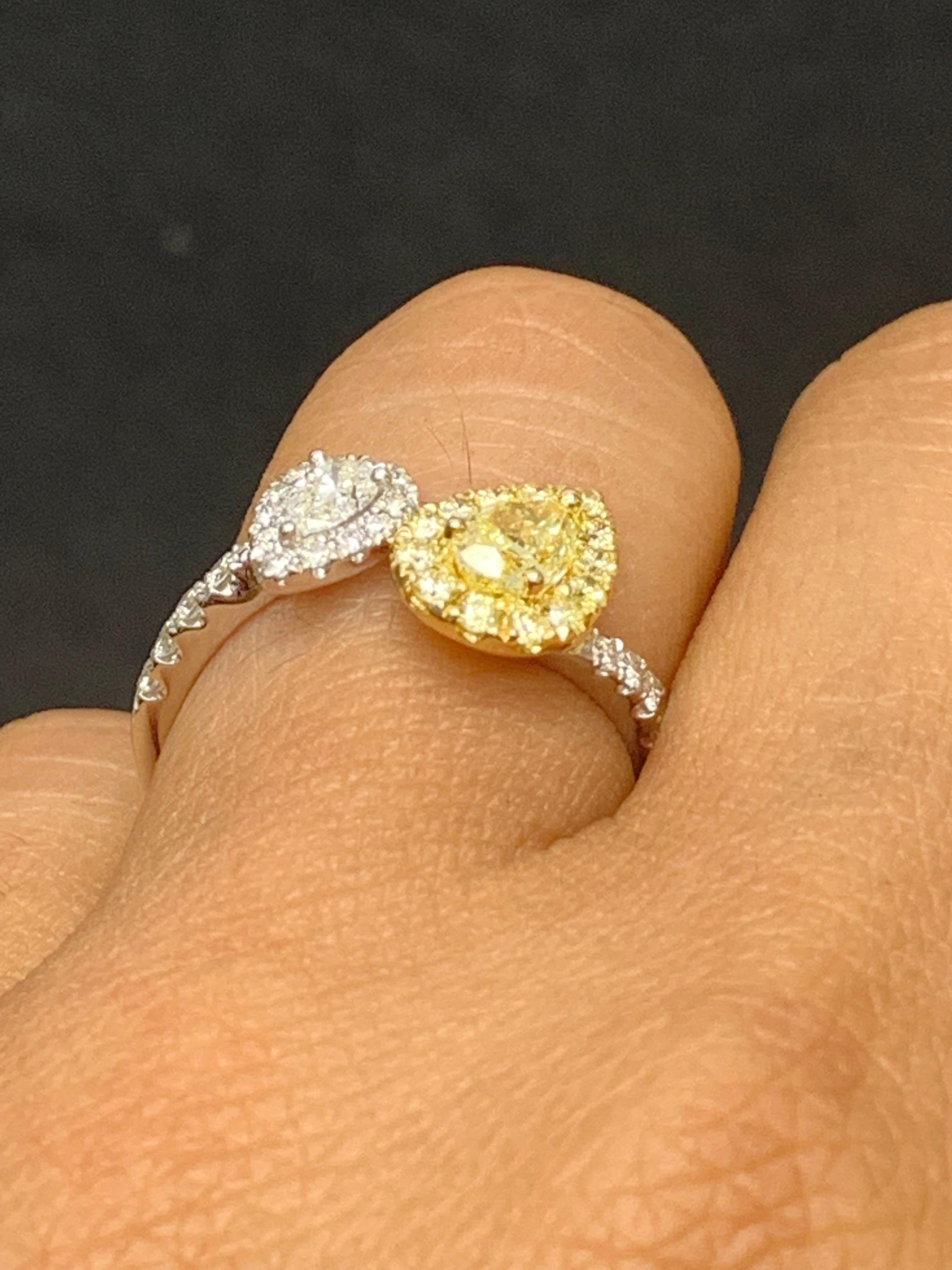 Toi et Moi-Ring aus 18 Karat Gold mit weißen und gelben Diamanten im Mischschliff (Tropfenschliff) im Angebot