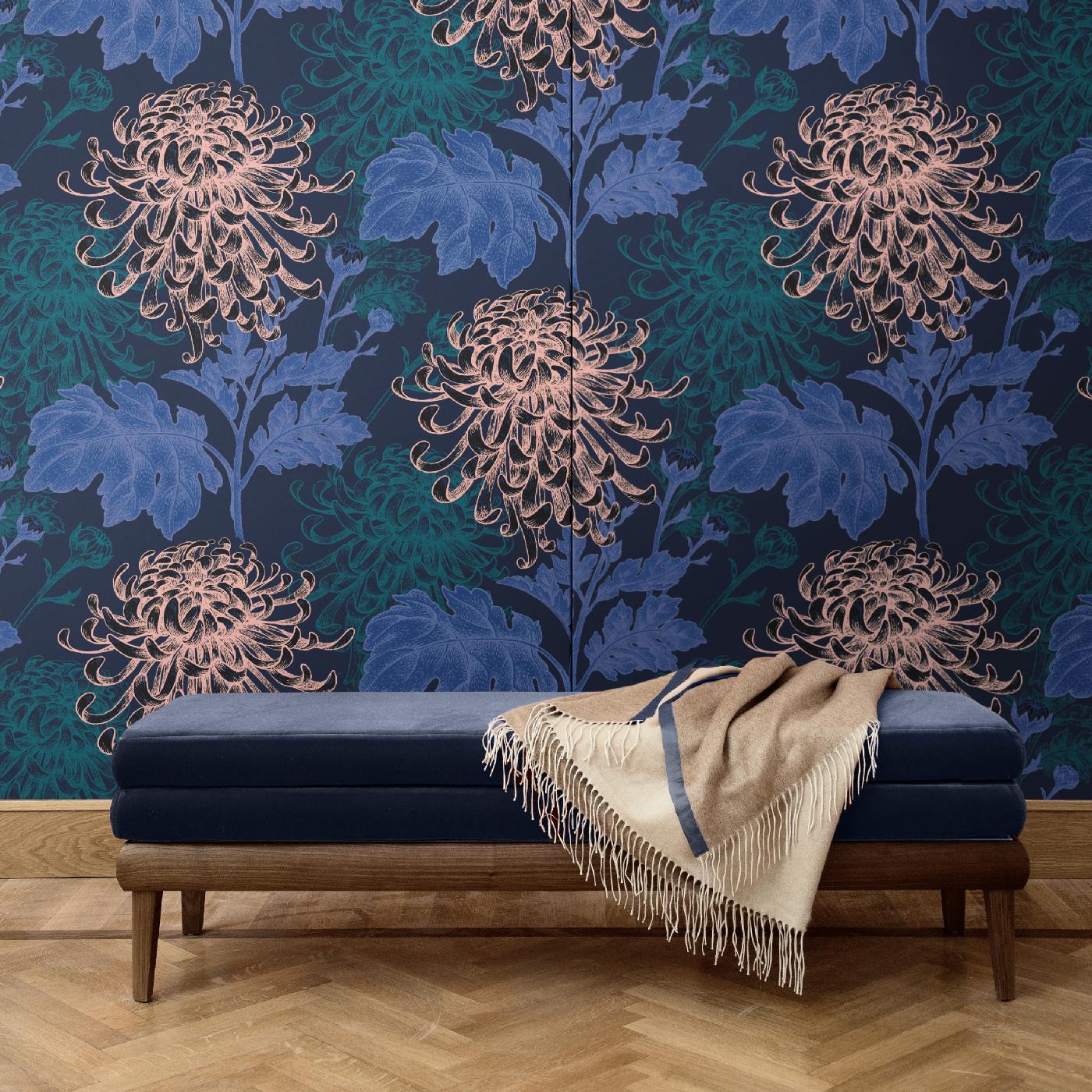 Als Teil der Mixed Dahlia-Kollektion bietet diese prächtige Wandbespannung eine exquisite Gegenüberstellung von Dahlien und Blättern, die drei verschiedene Farbtöne auf einem dramatischen dunklen Hintergrund zeigen. Diese einzigartige Dekoration