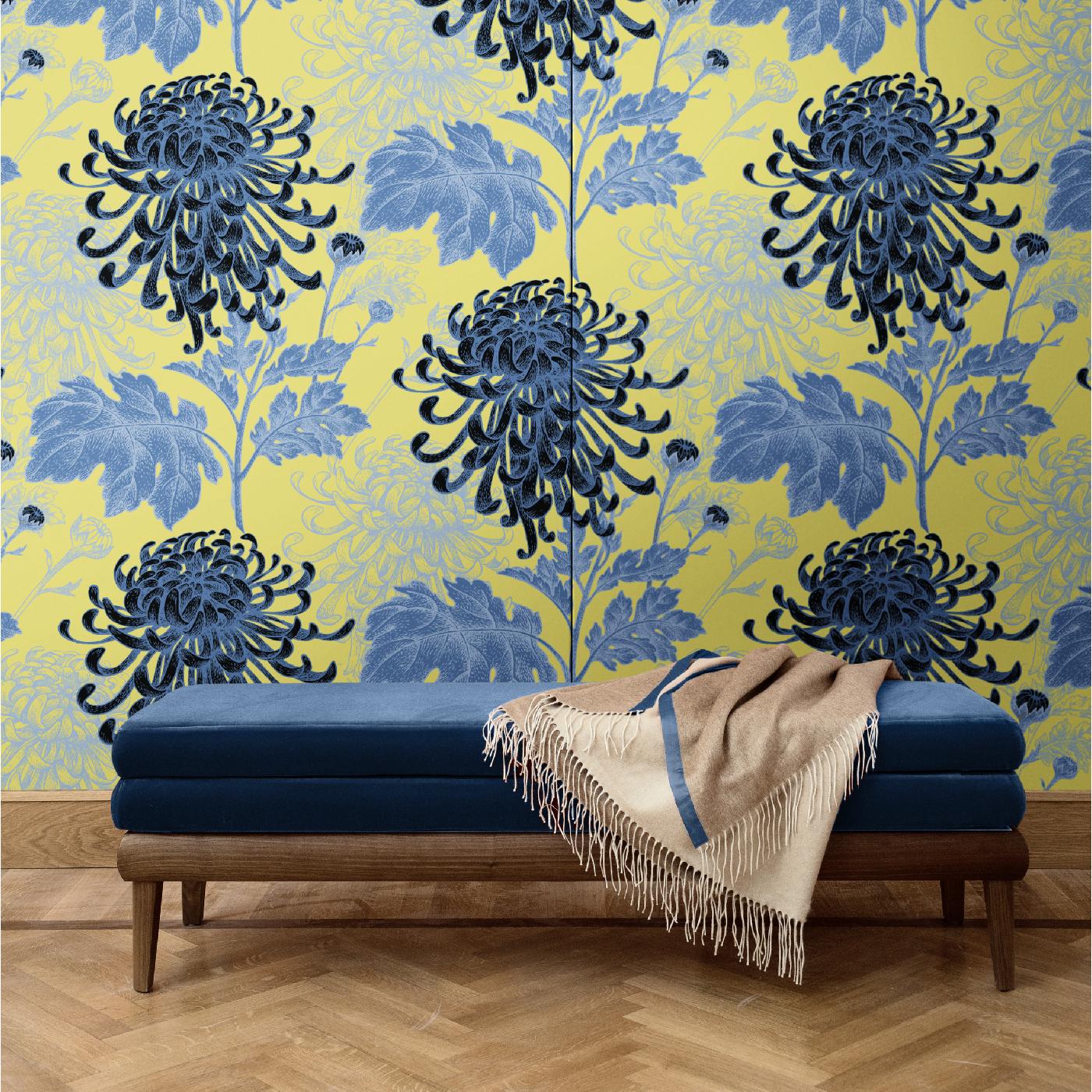 Eine faszinierende Gegenüberstellung von eleganten Dahlien in Blautönen auf einem senfgelben Hintergrund. Diese elegante Wandbespannung ist ein Blickfang in jedem Zuhause. Es wurde aus Seide und Baumwolle gefertigt und ist in zwei verschiedenen