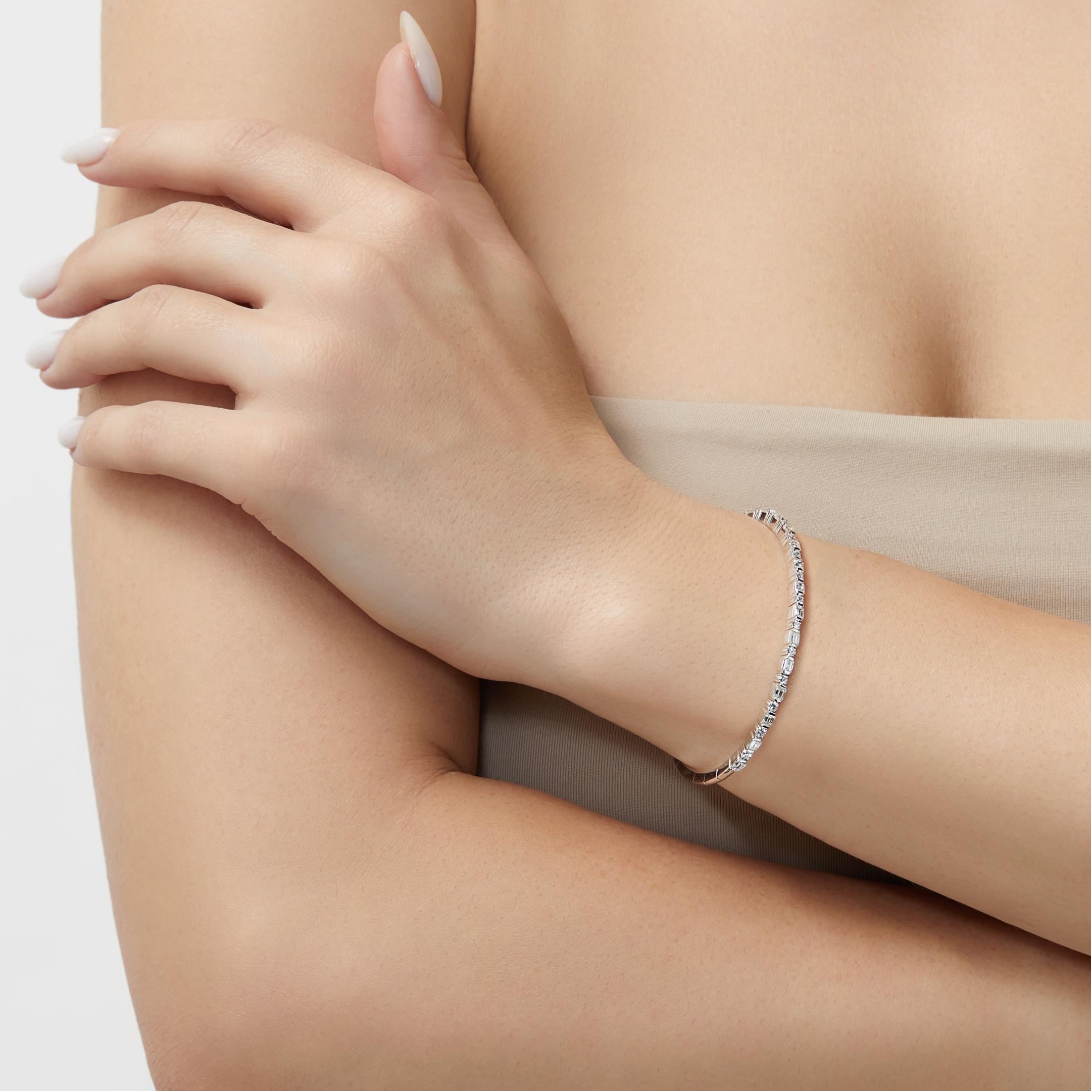 L'alternance de diamants ronds de taille brillant et de diamants de forme baguette ajoute de l'intérêt à une silhouette classique de haute joaillerie. Le bracelet manchette flexible à diamants mixtes affiche près de 2 carats de diamants étincelants