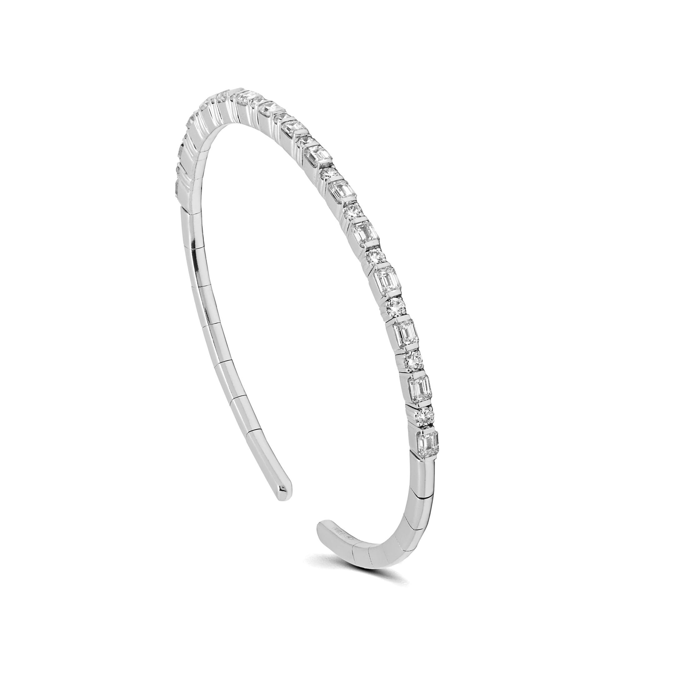 Taille baguette Bracelet manchette flexible à diamants mixtes en vente