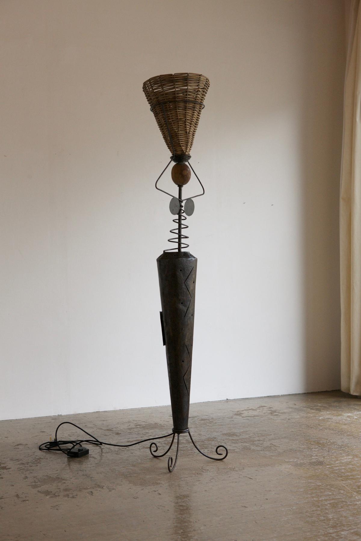 Lampadaire artisanal matériaux mélangés Bon état à London, GB