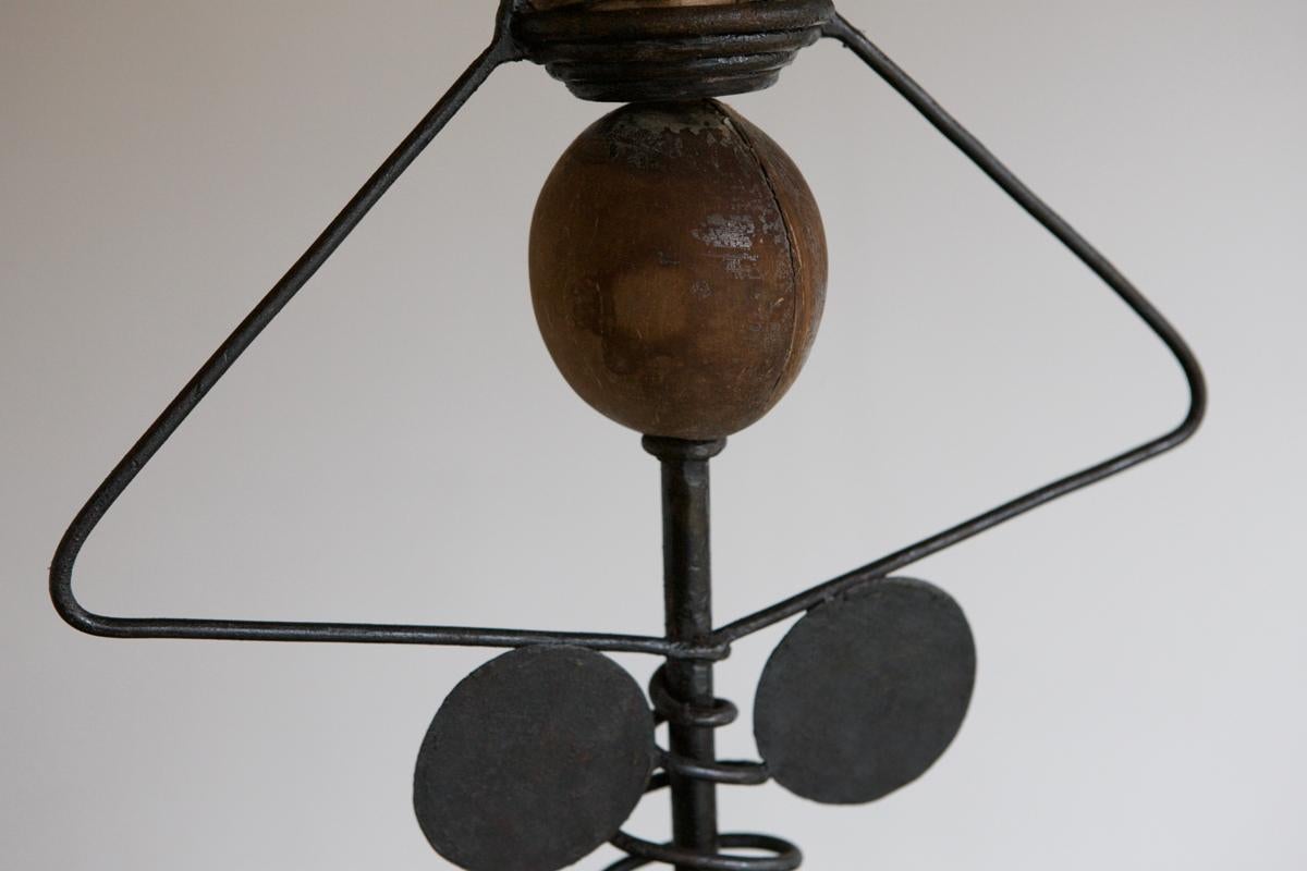 20ième siècle Lampadaire artisanal matériaux mélangés