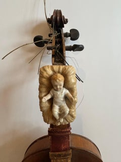 Gemischte Medien-Assemblage mit dem Titel "Baby" auf Vintage-Violine