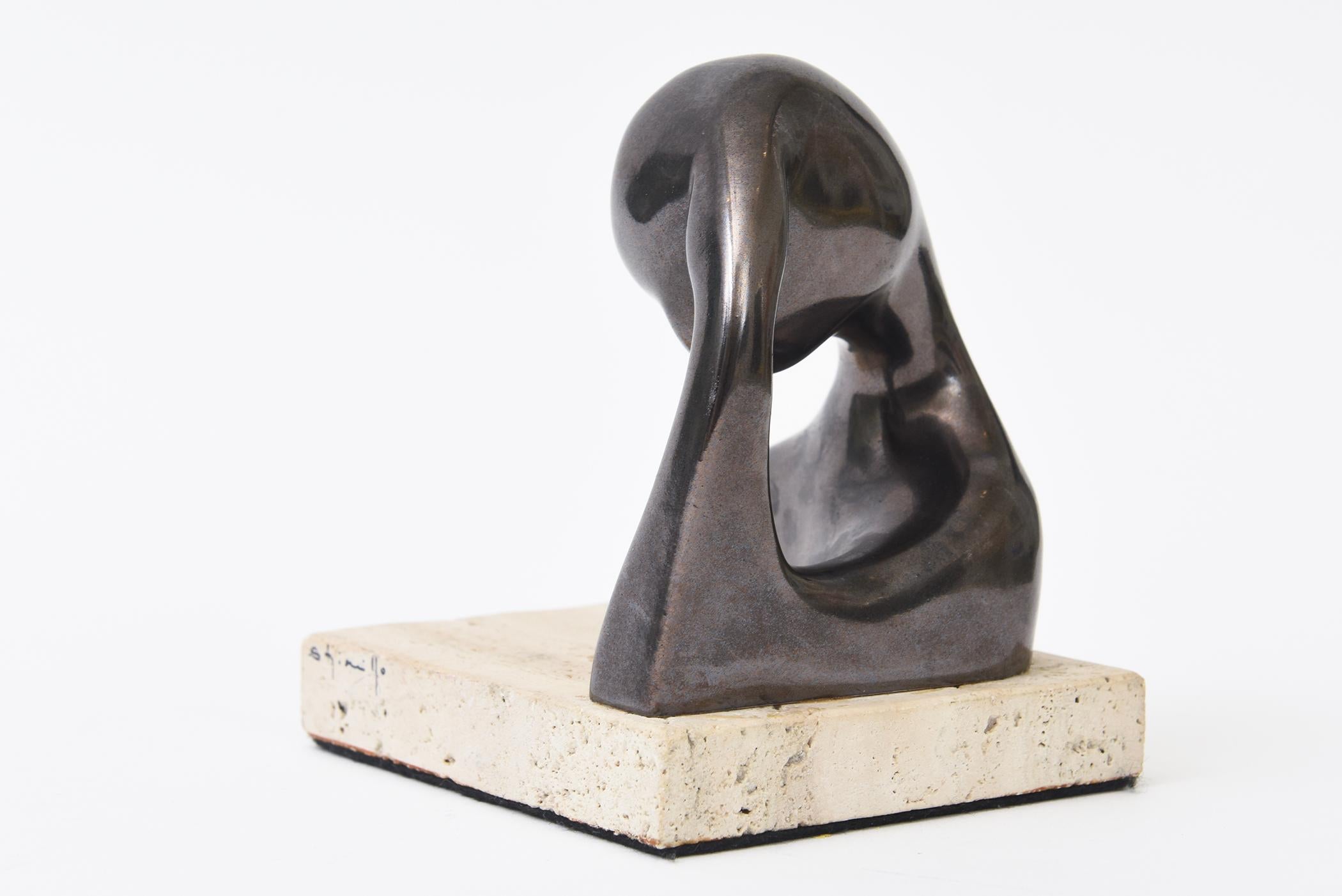 Scultura in ceramica bronzata a tecnica mista firmata Donna in contemplazione su travertino in vendita 3