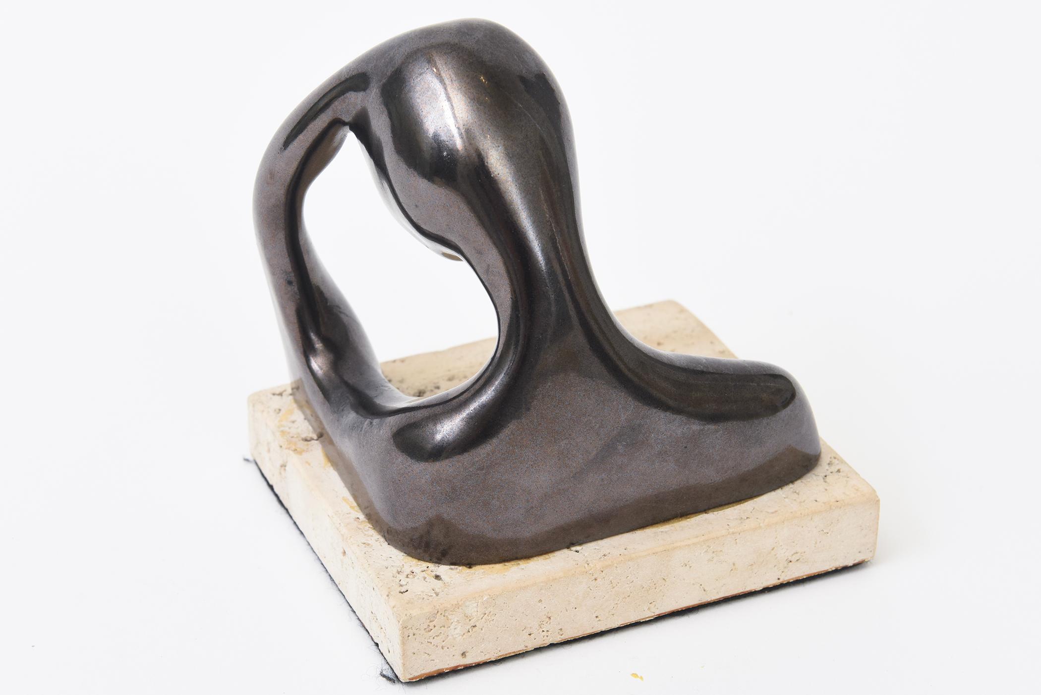 Scultura in ceramica bronzata a tecnica mista firmata Donna in contemplazione su travertino in vendita 4