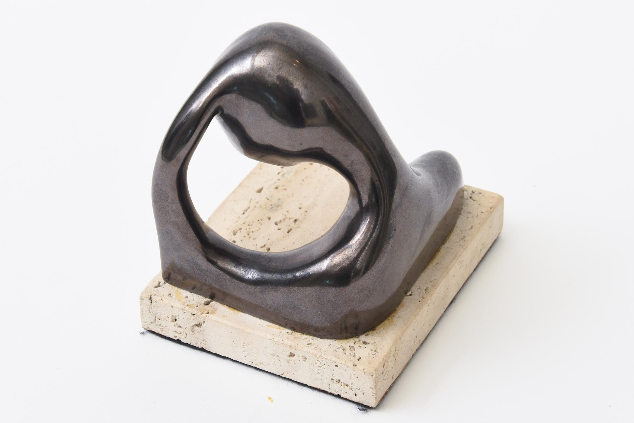 Scultura in ceramica bronzata a tecnica mista firmata Donna in contemplazione su travertino in vendita 5