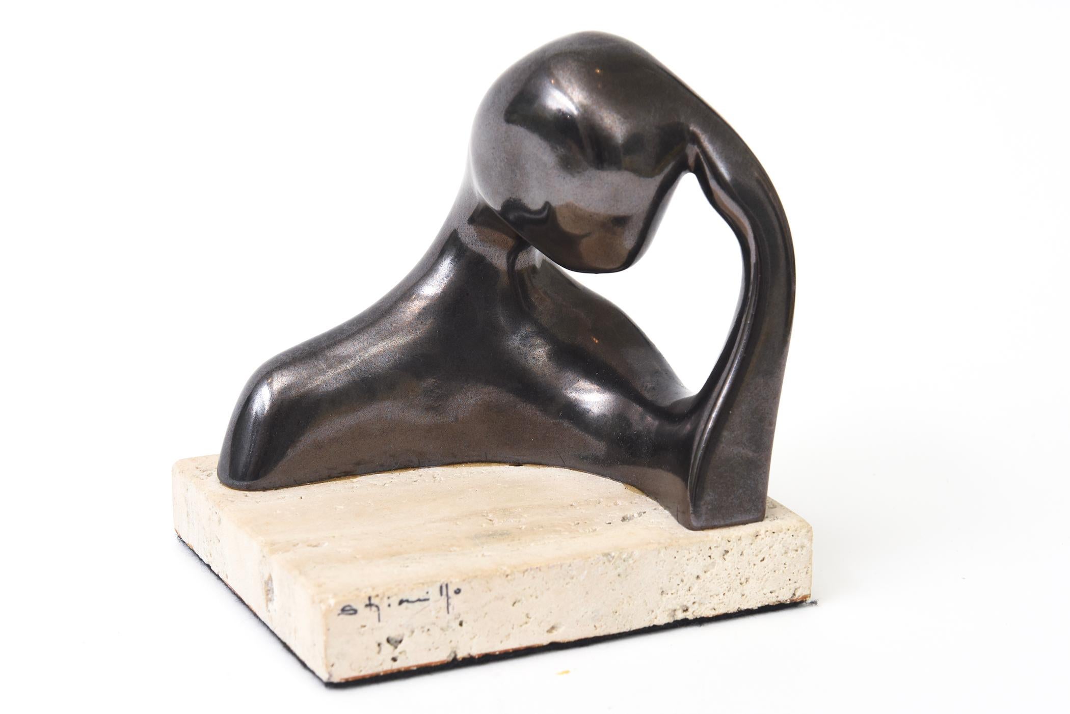 Moderno Scultura in ceramica bronzata a tecnica mista firmata Donna in contemplazione su travertino in vendita