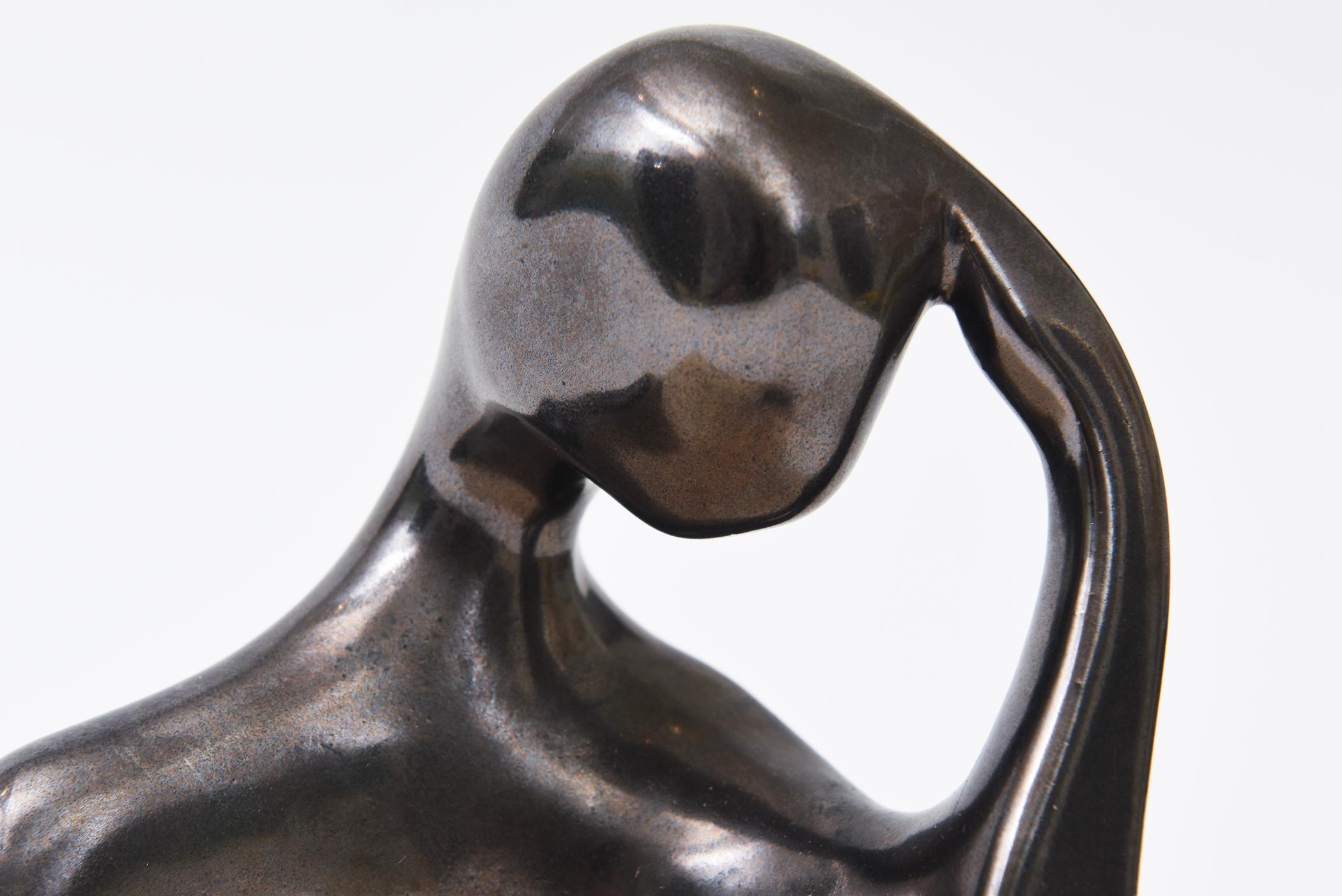 Americano Scultura in ceramica bronzata a tecnica mista firmata Donna in contemplazione su travertino in vendita