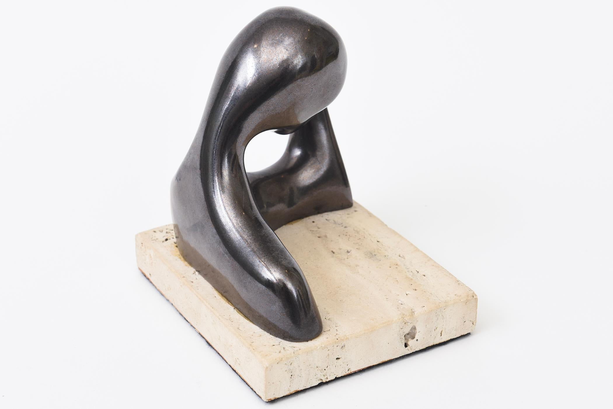 Fine XX secolo Scultura in ceramica bronzata a tecnica mista firmata Donna in contemplazione su travertino in vendita