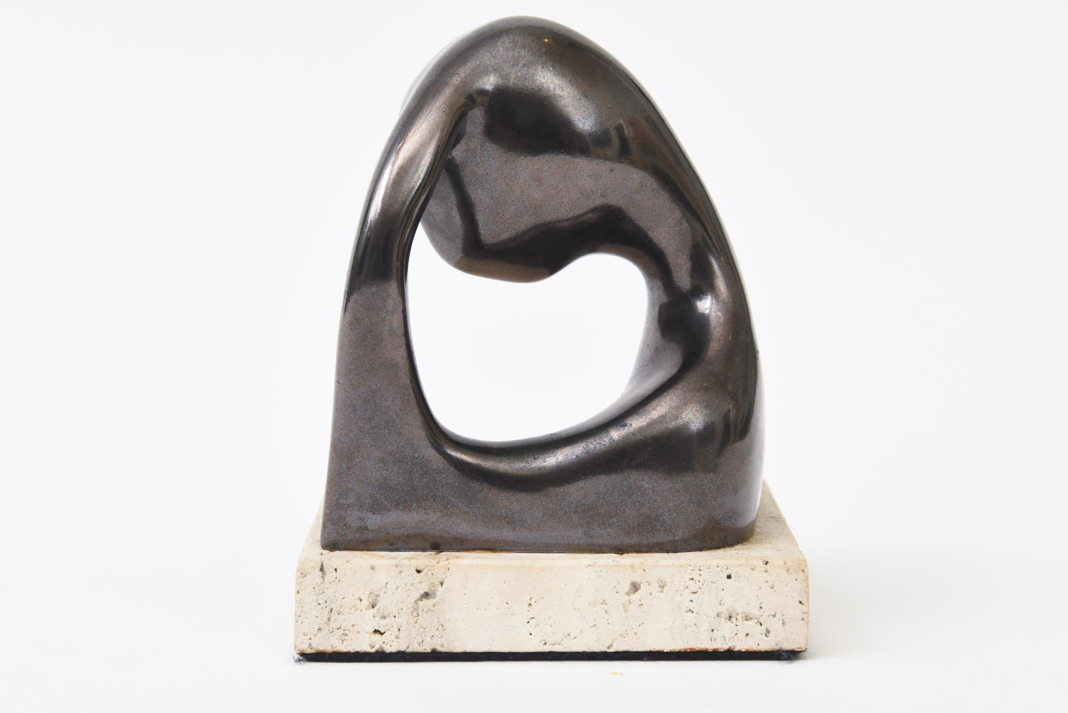 Scultura in ceramica bronzata a tecnica mista firmata Donna in contemplazione su travertino in vendita 1