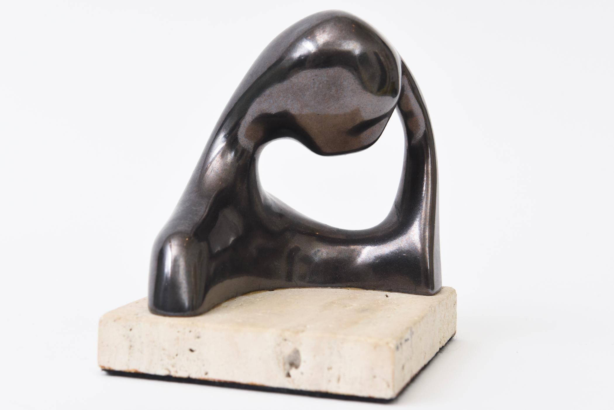 Scultura in ceramica bronzata a tecnica mista firmata Donna in contemplazione su travertino in vendita 2
