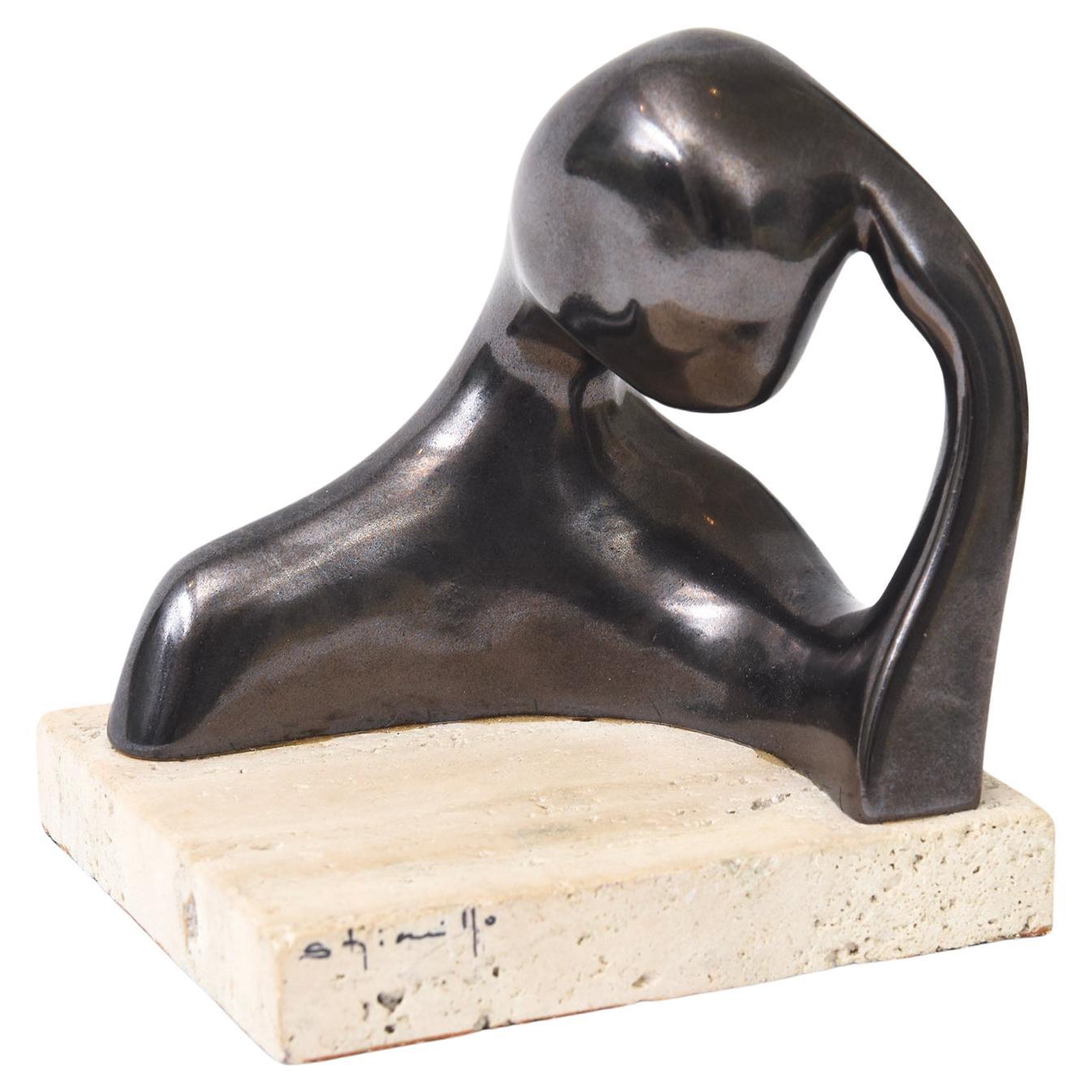 Scultura in ceramica bronzata a tecnica mista firmata Donna in contemplazione su travertino in vendita